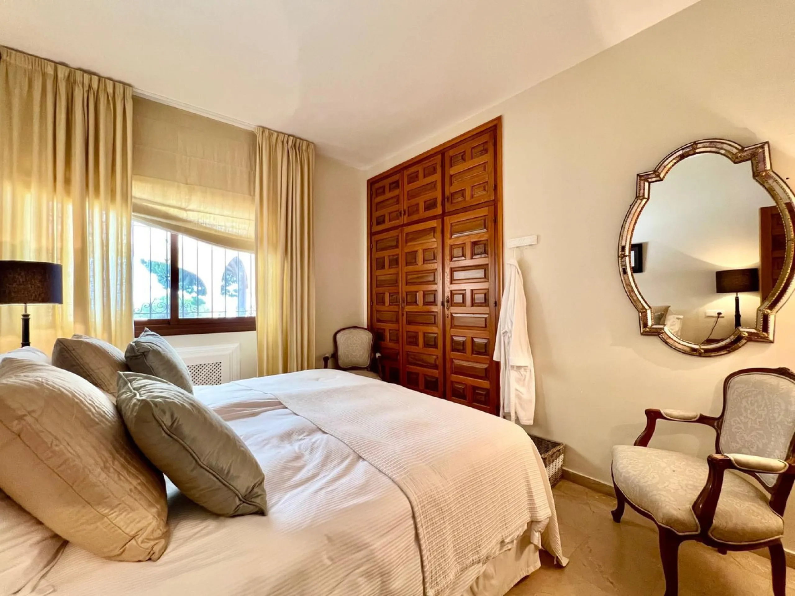 House - Detached Villa в продаже в Marbella, Málaga. В доме 4 спален и 3 ванных комнат. Площадь дома 450 м². Площадь участка 4444 м²