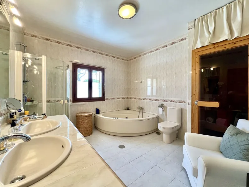 House - Detached Villa в продаже в Marbella, Málaga. В доме 4 спален и 3 ванных комнат. Площадь дома 450 м². Площадь участка 4444 м²