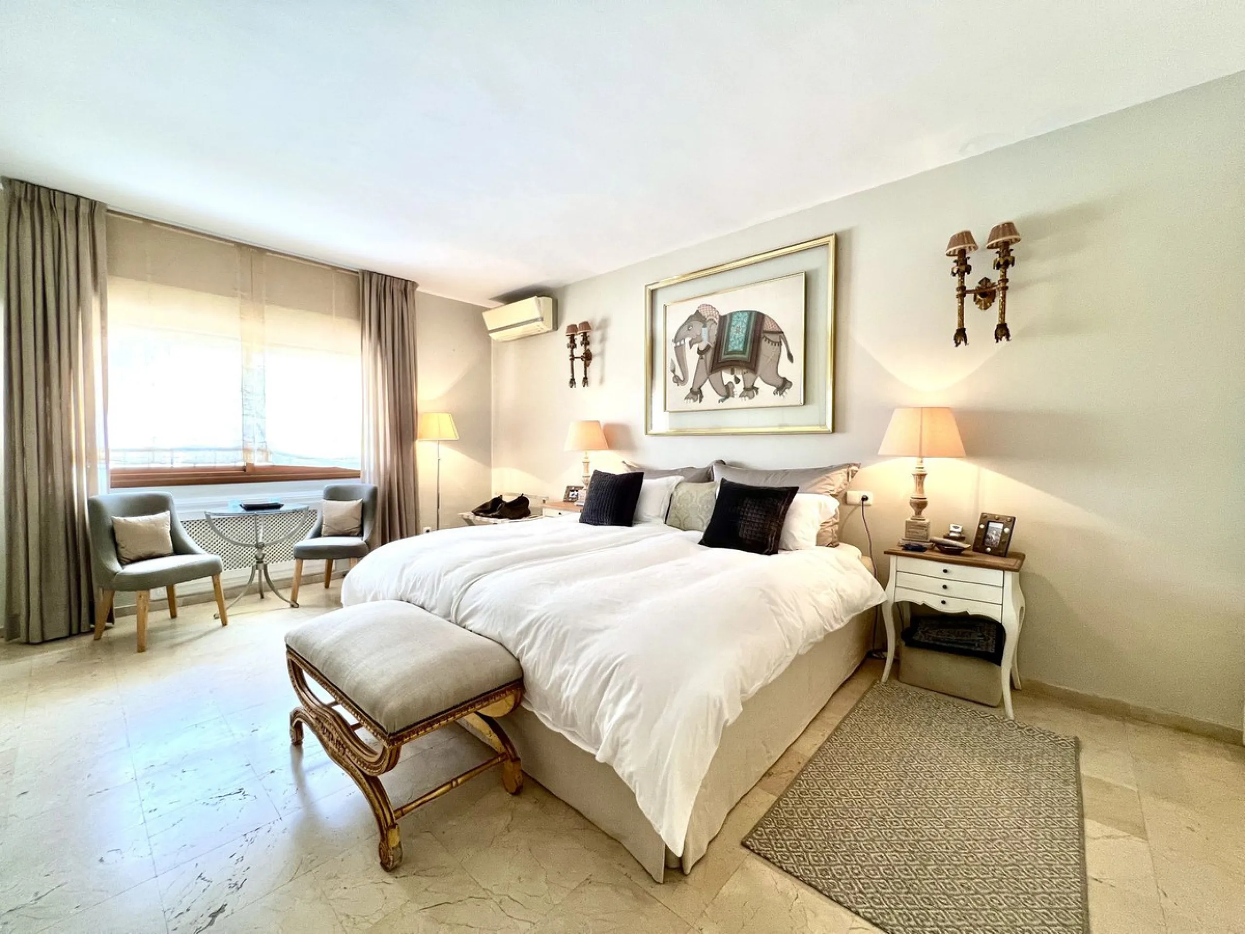 House - Detached Villa в продаже в Marbella, Málaga. В доме 4 спален и 3 ванных комнат. Площадь дома 450 м². Площадь участка 4444 м²