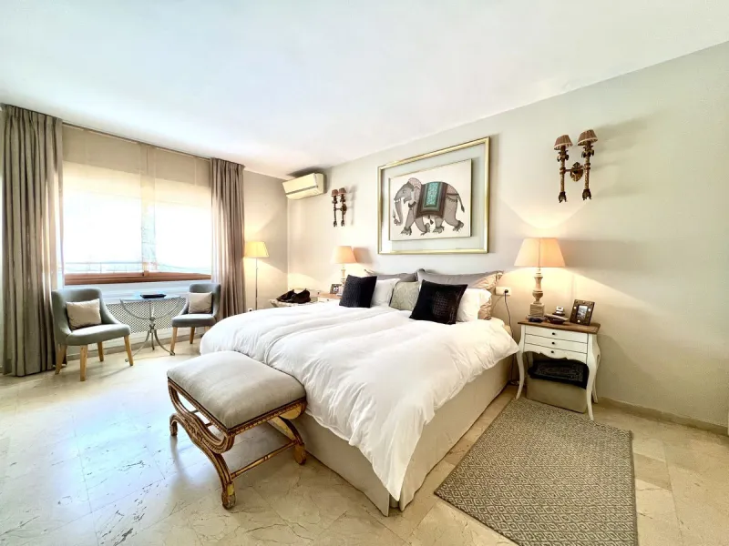 House - Detached Villa в продаже в Marbella, Málaga. В доме 4 спален и 3 ванных комнат. Площадь дома 450 м². Площадь участка 4444 м²