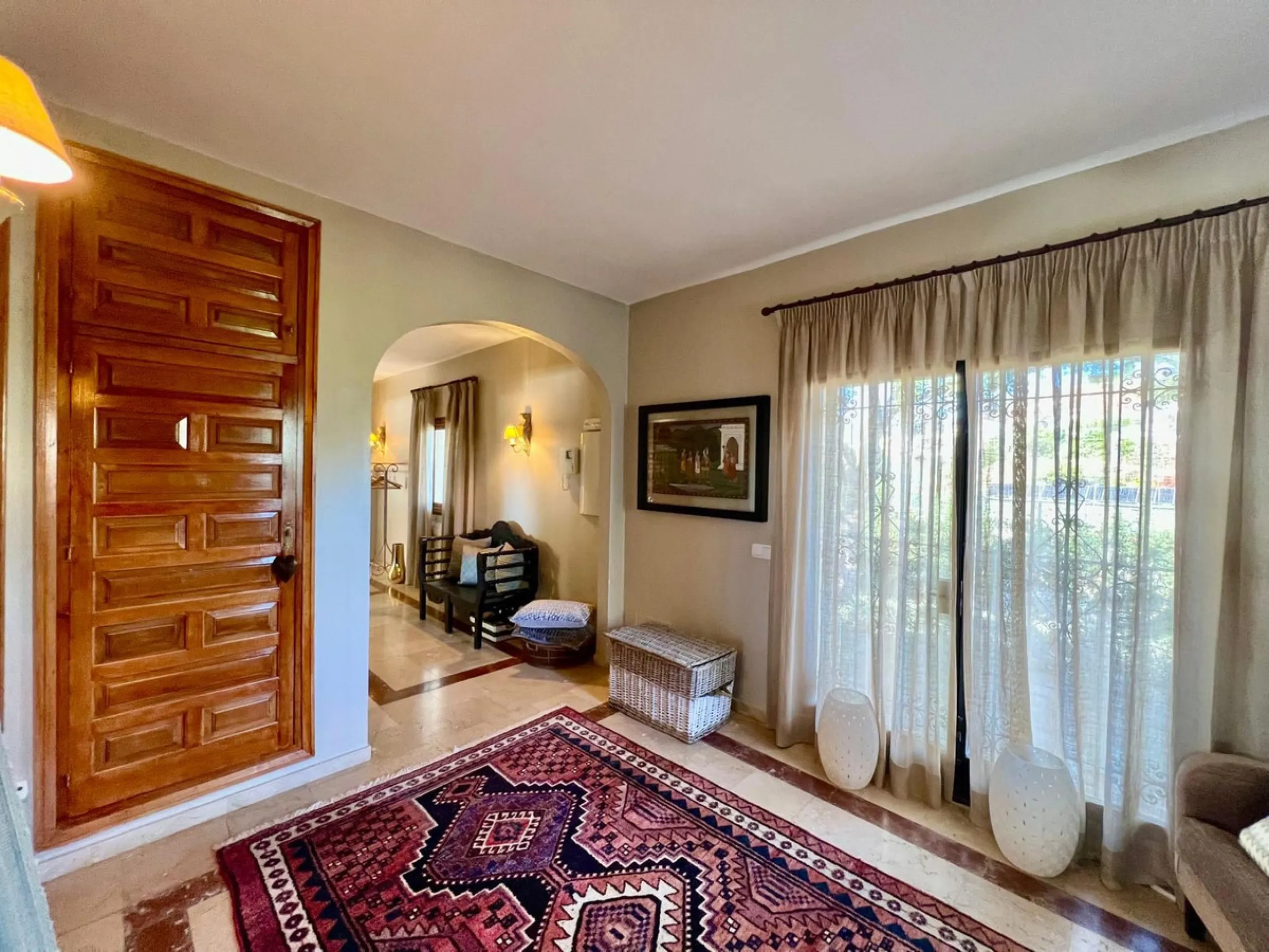 House - Detached Villa в продаже в Marbella, Málaga. В доме 4 спален и 3 ванных комнат. Площадь дома 450 м². Площадь участка 4444 м²