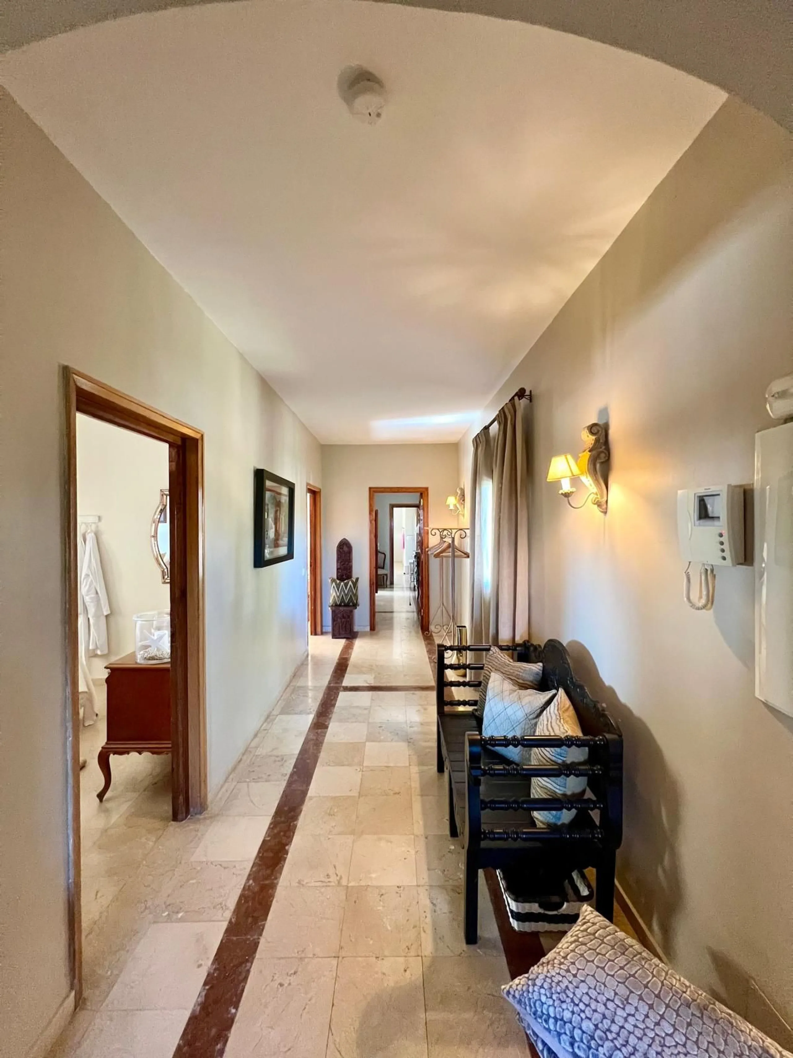 House - Detached Villa в продаже в Marbella, Málaga. В доме 4 спален и 3 ванных комнат. Площадь дома 450 м². Площадь участка 4444 м²