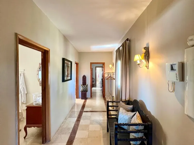 House - Detached Villa в продаже в Marbella, Málaga. В доме 4 спален и 3 ванных комнат. Площадь дома 450 м². Площадь участка 4444 м²