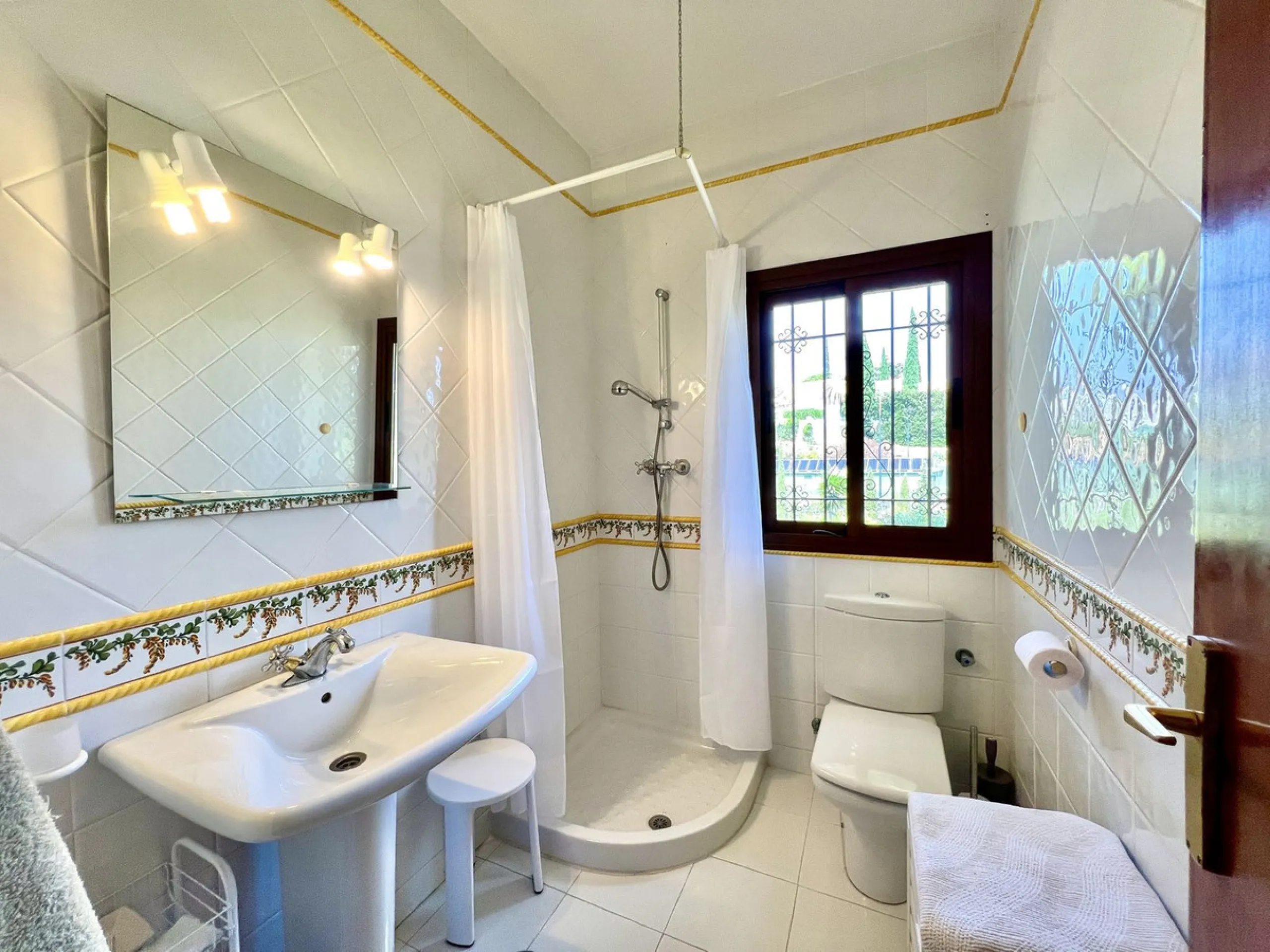 House - Detached Villa в продаже в Marbella, Málaga. В доме 4 спален и 3 ванных комнат. Площадь дома 450 м². Площадь участка 4444 м²