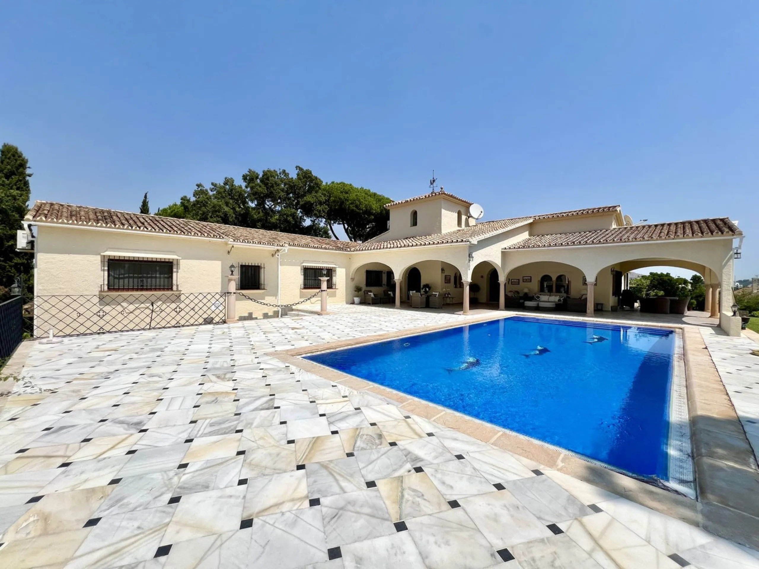 House - Detached Villa в продаже в Marbella, Málaga. В доме 4 спален и 3 ванных комнат. Площадь дома 450 м². Площадь участка 4444 м²