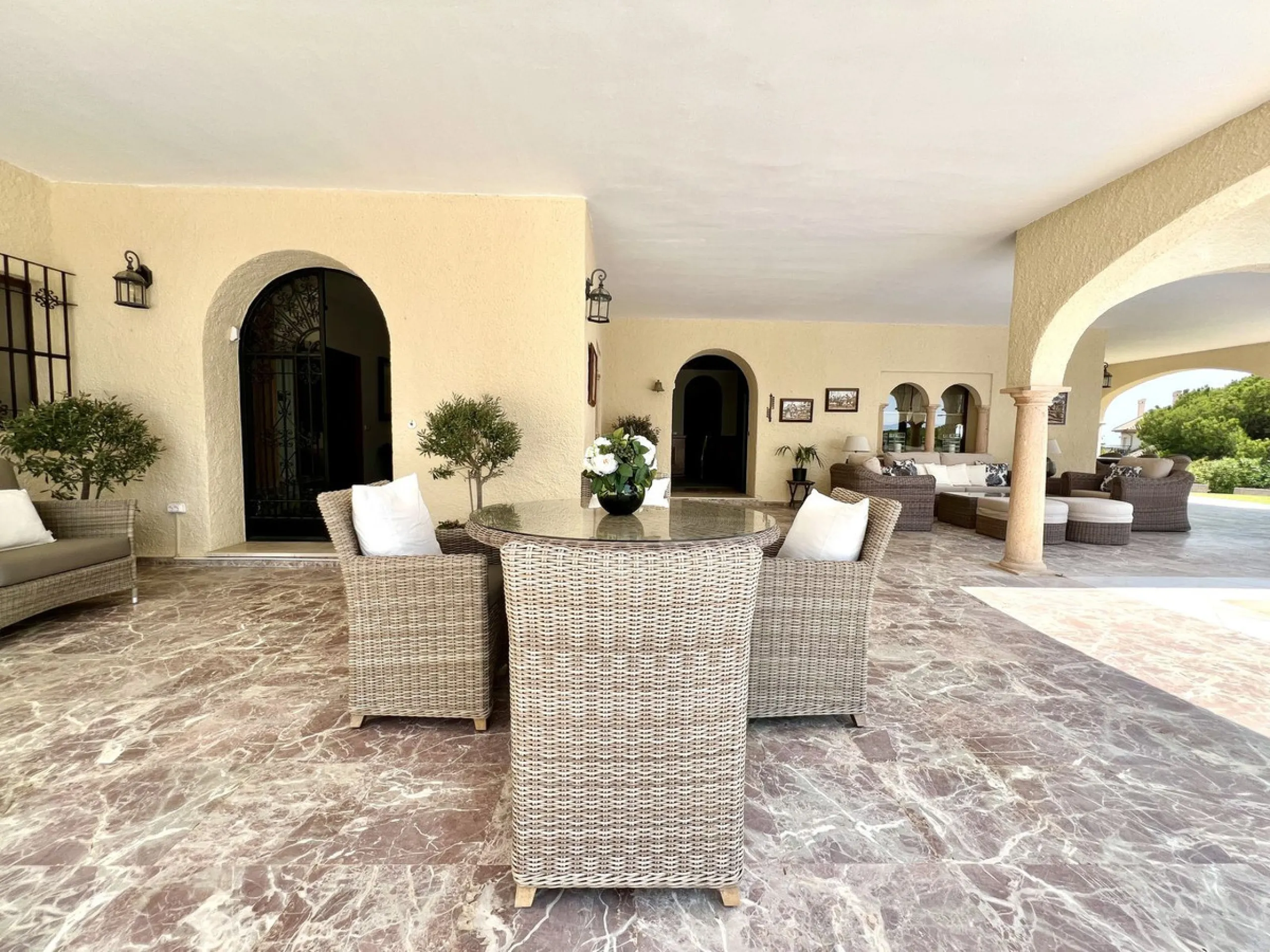 House - Detached Villa в продаже в Marbella, Málaga. В доме 4 спален и 3 ванных комнат. Площадь дома 450 м². Площадь участка 4444 м²