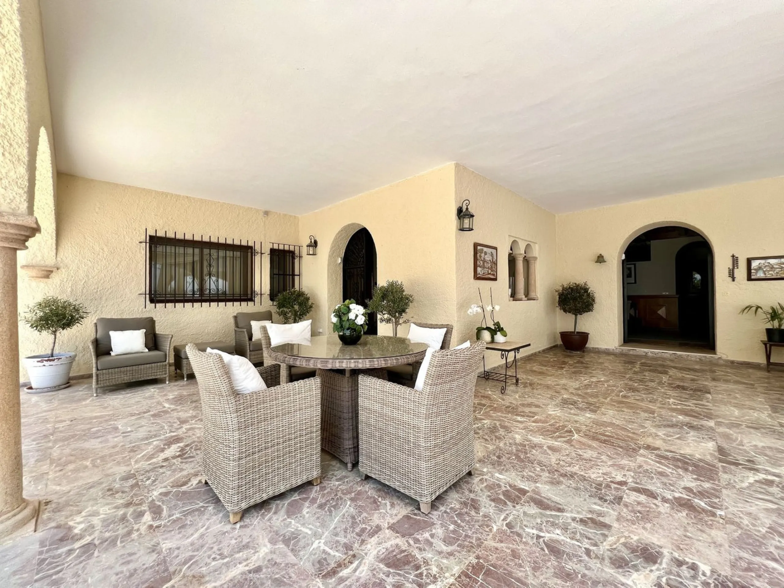 House - Detached Villa в продаже в Marbella, Málaga. В доме 4 спален и 3 ванных комнат. Площадь дома 450 м². Площадь участка 4444 м²