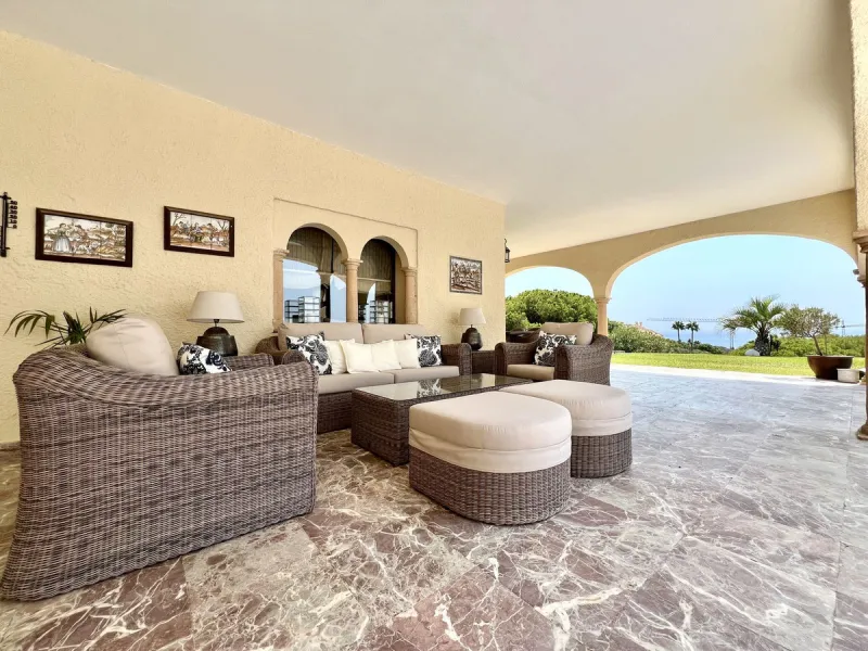 House - Detached Villa в продаже в Marbella, Málaga. В доме 4 спален и 3 ванных комнат. Площадь дома 450 м². Площадь участка 4444 м²