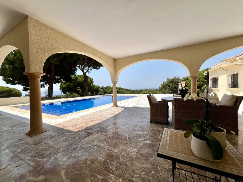 House - Detached Villa в продаже в Marbella, Málaga. В доме 4 спален и 3 ванных комнат. Площадь дома 450 м². Площадь участка 4444 м²