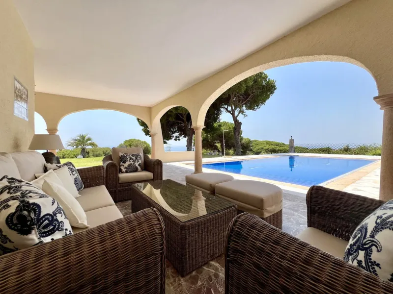 House - Detached Villa в продаже в Marbella, Málaga. В доме 4 спален и 3 ванных комнат. Площадь дома 450 м². Площадь участка 4444 м²