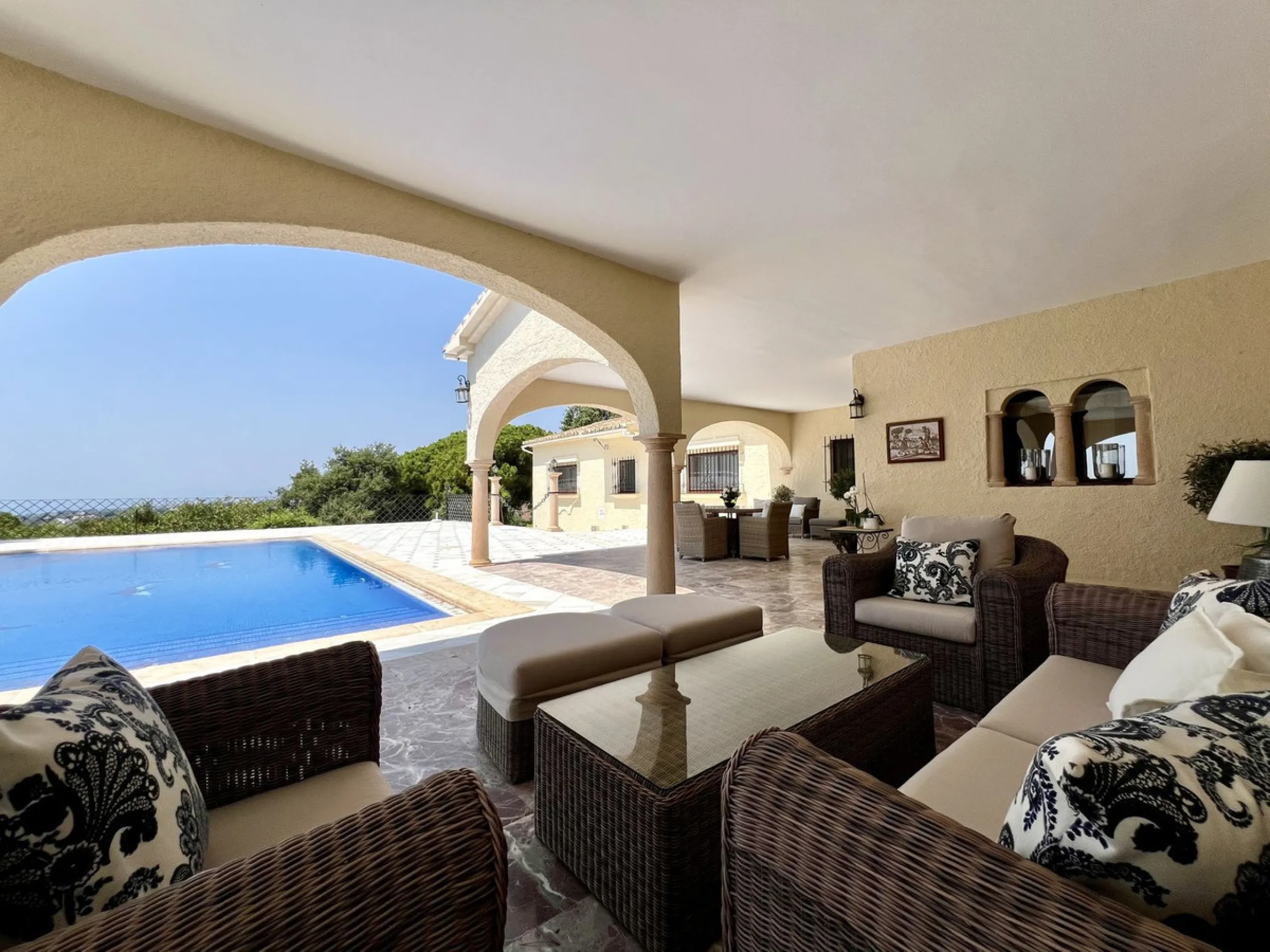 House - Detached Villa в продаже в Marbella, Málaga. В доме 4 спален и 3 ванных комнат. Площадь дома 450 м². Площадь участка 4444 м²