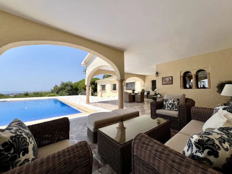 House - Detached Villa в продаже в Marbella, Málaga. В доме 4 спален и 3 ванных комнат. Площадь дома 450 м². Площадь участка 4444 м²