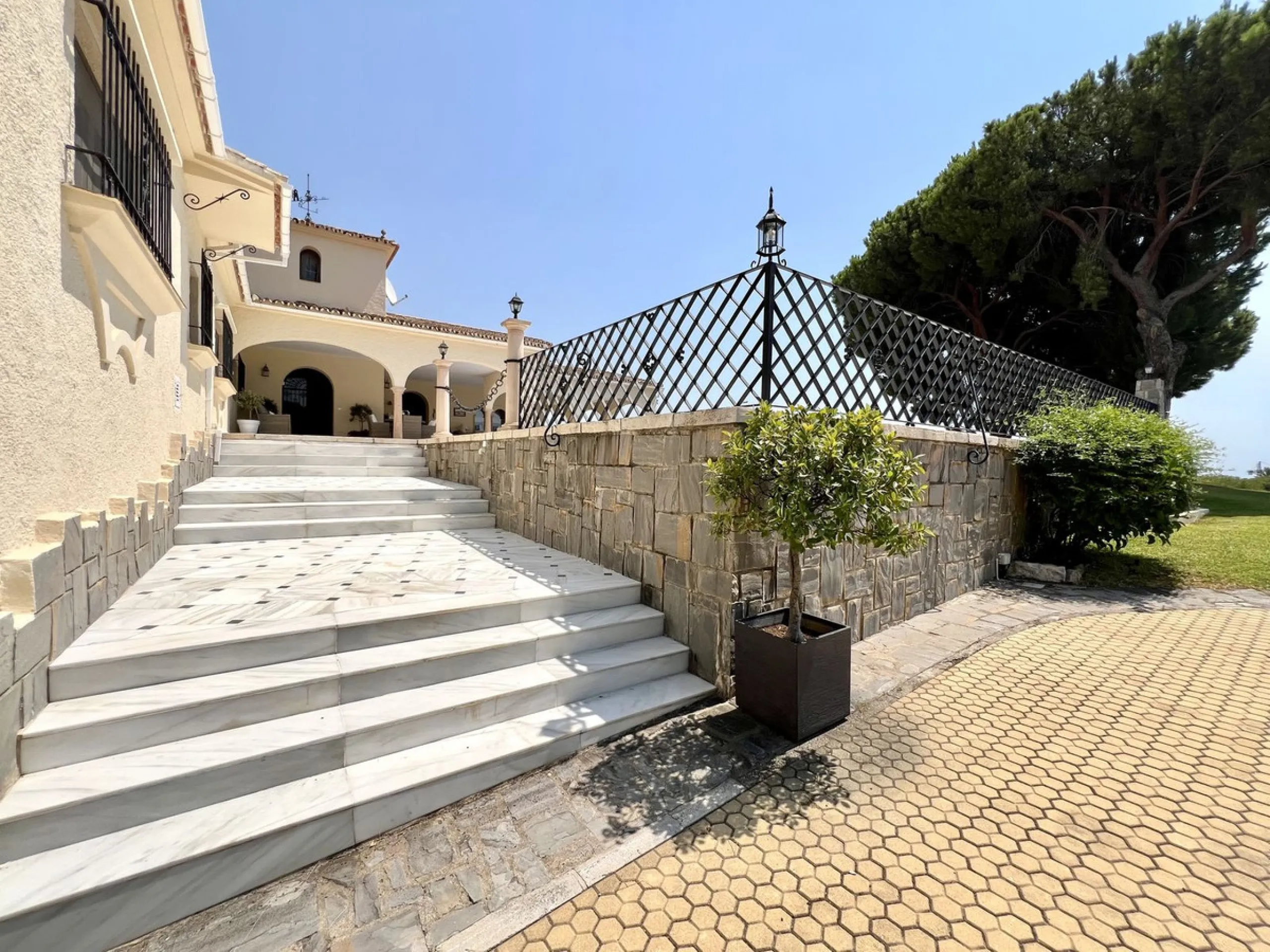 House - Detached Villa в продаже в Marbella, Málaga. В доме 4 спален и 3 ванных комнат. Площадь дома 450 м². Площадь участка 4444 м²