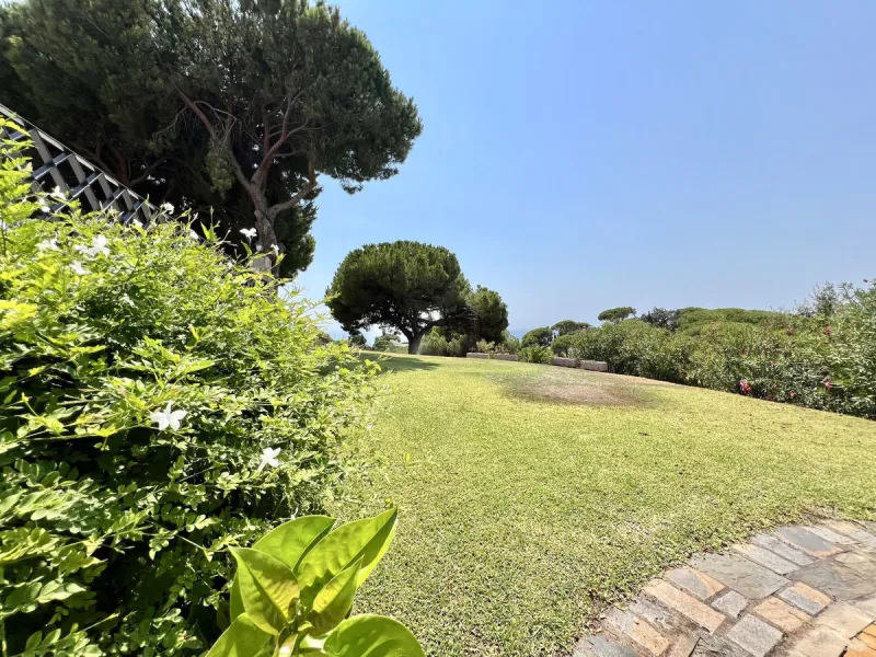 House - Detached Villa в продаже в Marbella, Málaga. В доме 4 спален и 3 ванных комнат. Площадь дома 450 м². Площадь участка 4444 м²