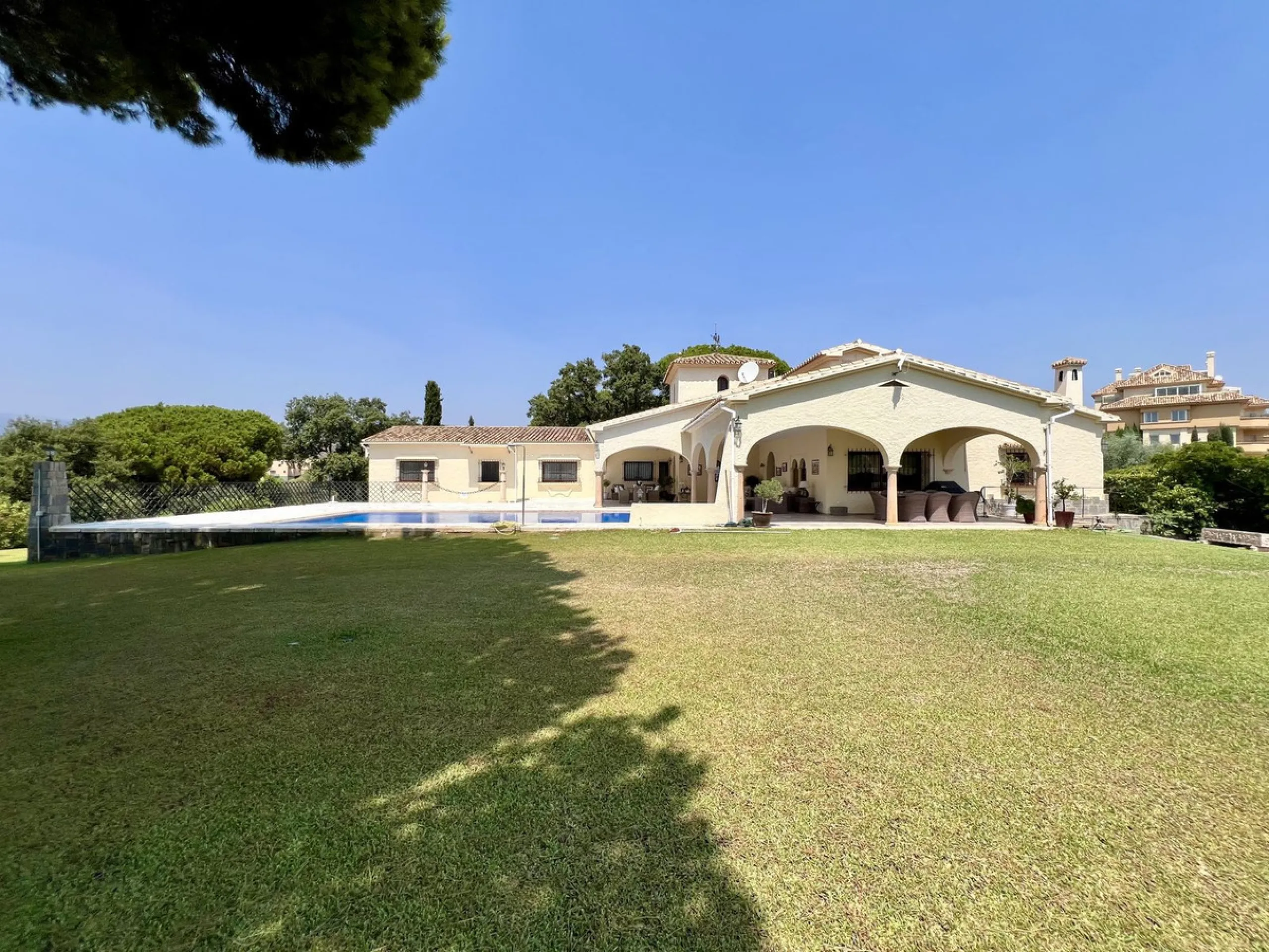House - Detached Villa в продаже в Marbella, Málaga. В доме 4 спален и 3 ванных комнат. Площадь дома 450 м². Площадь участка 4444 м²