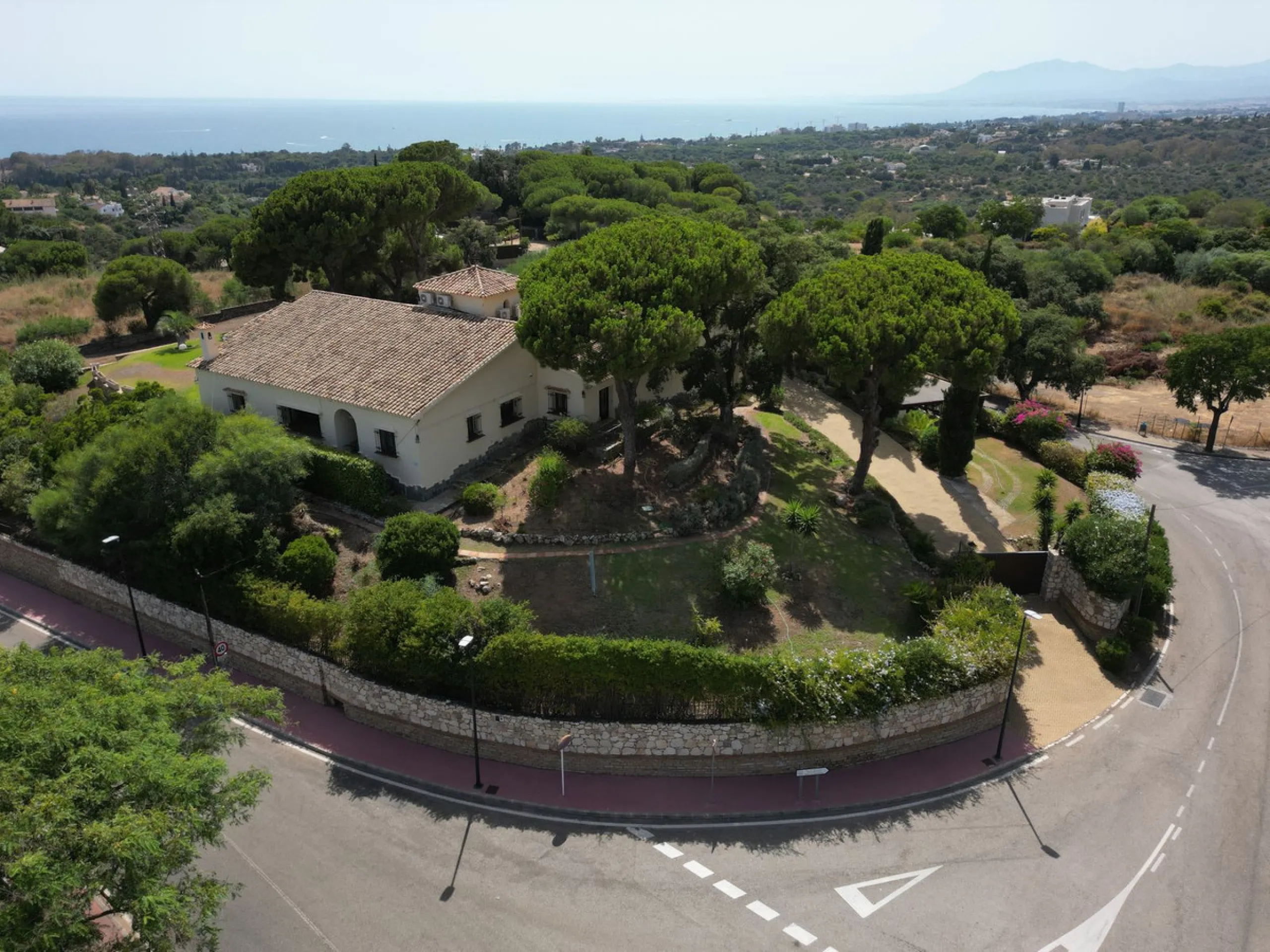 House - Detached Villa в продаже в Marbella, Málaga. В доме 4 спален и 3 ванных комнат. Площадь дома 450 м². Площадь участка 4444 м²