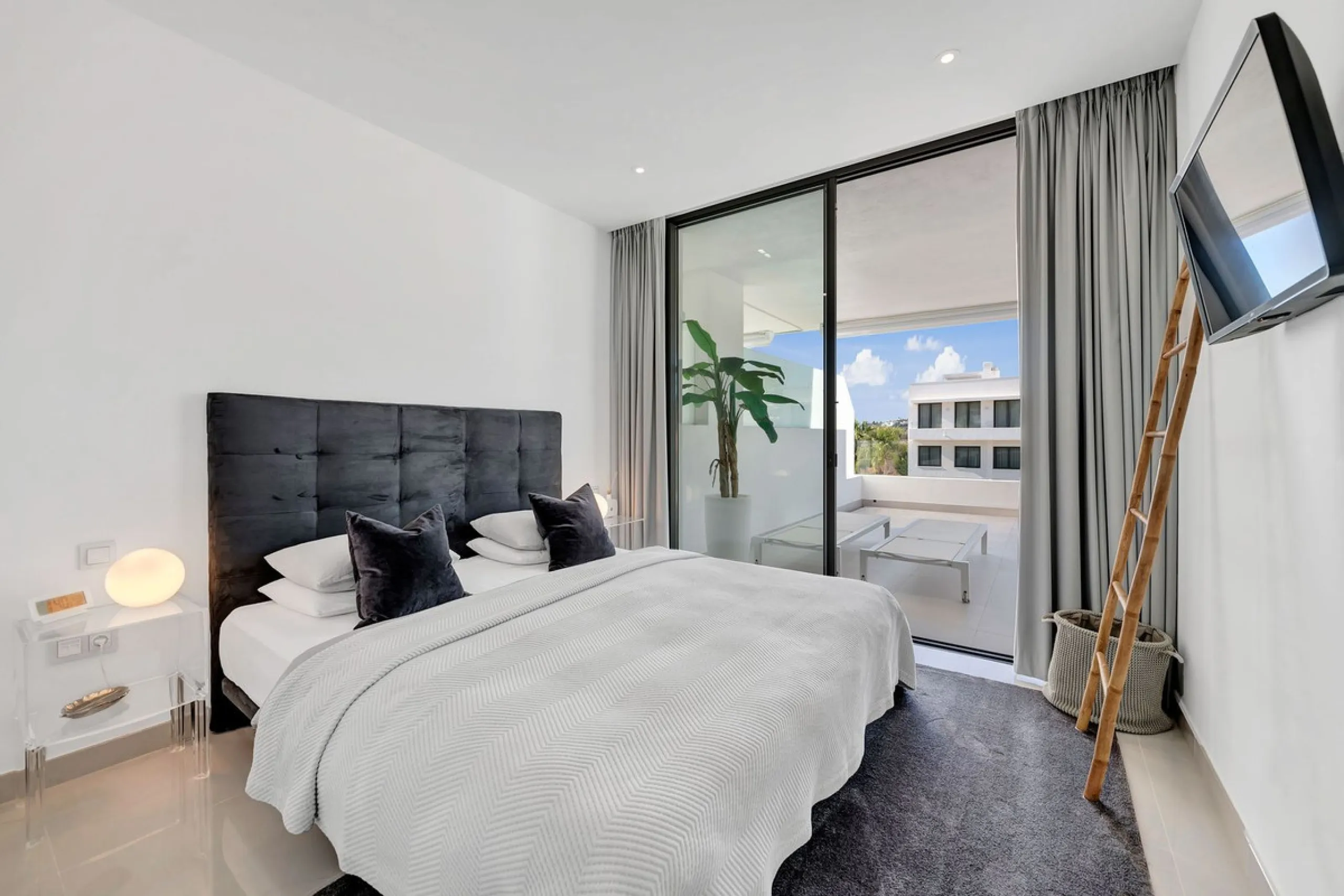 Located in the sought-after Cataleya Phase 2, this rare 2-bedroom first-floor apartment combines modern luxury, expansive outdoor living, and a prime Costa del Sol address. With only three apartments of this layout in the entire development, it offers unm