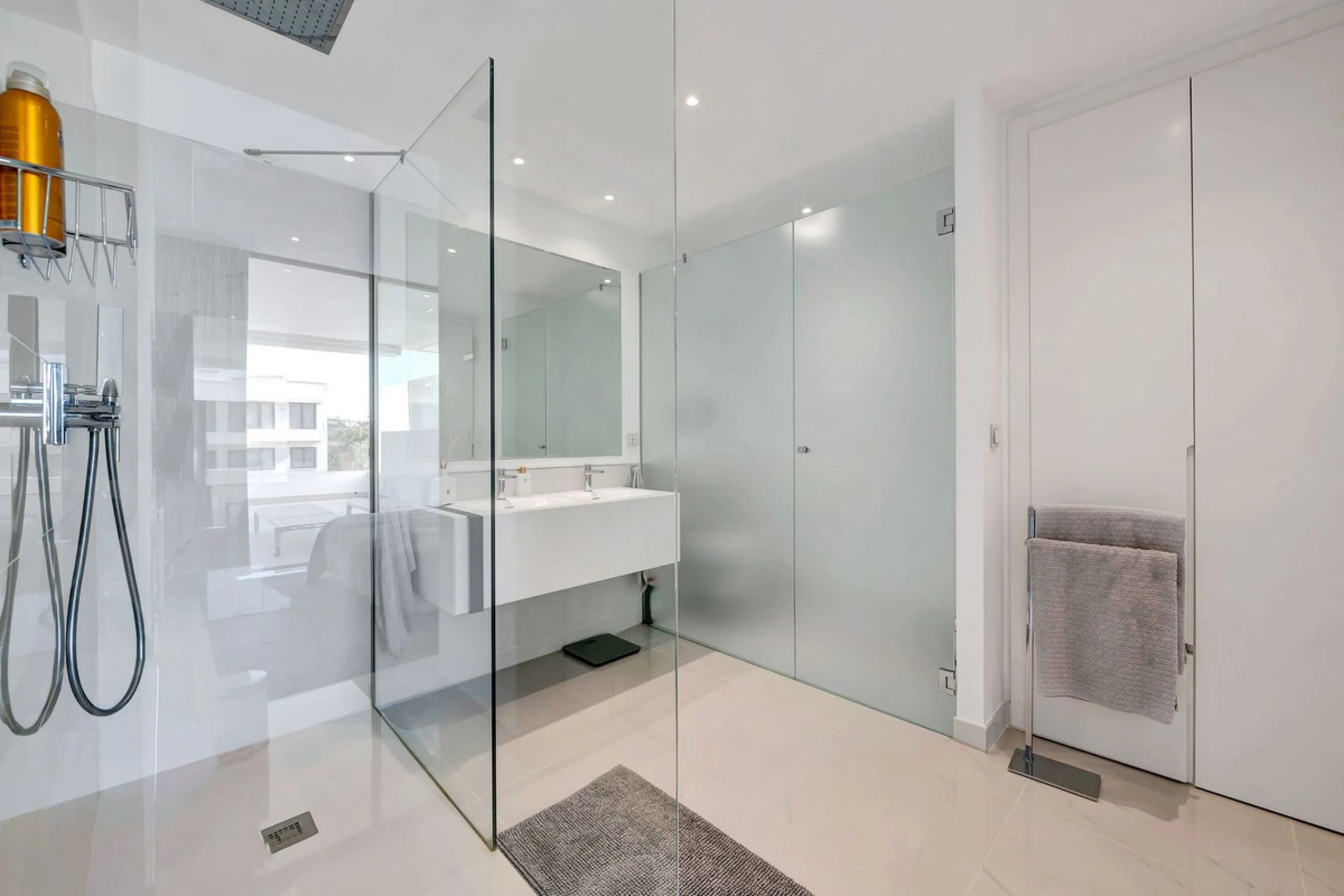 Located in the sought-after Cataleya Phase 2, this rare 2-bedroom first-floor apartment combines modern luxury, expansive outdoor living, and a prime Costa del Sol address. With only three apartments of this layout in the entire development, it offers unm