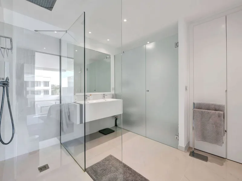Located in the sought-after Cataleya Phase 2, this rare 2-bedroom first-floor apartment combines modern luxury, expansive outdoor living, and a prime Costa del Sol address. With only three apartments of this layout in the entire development, it offers unm