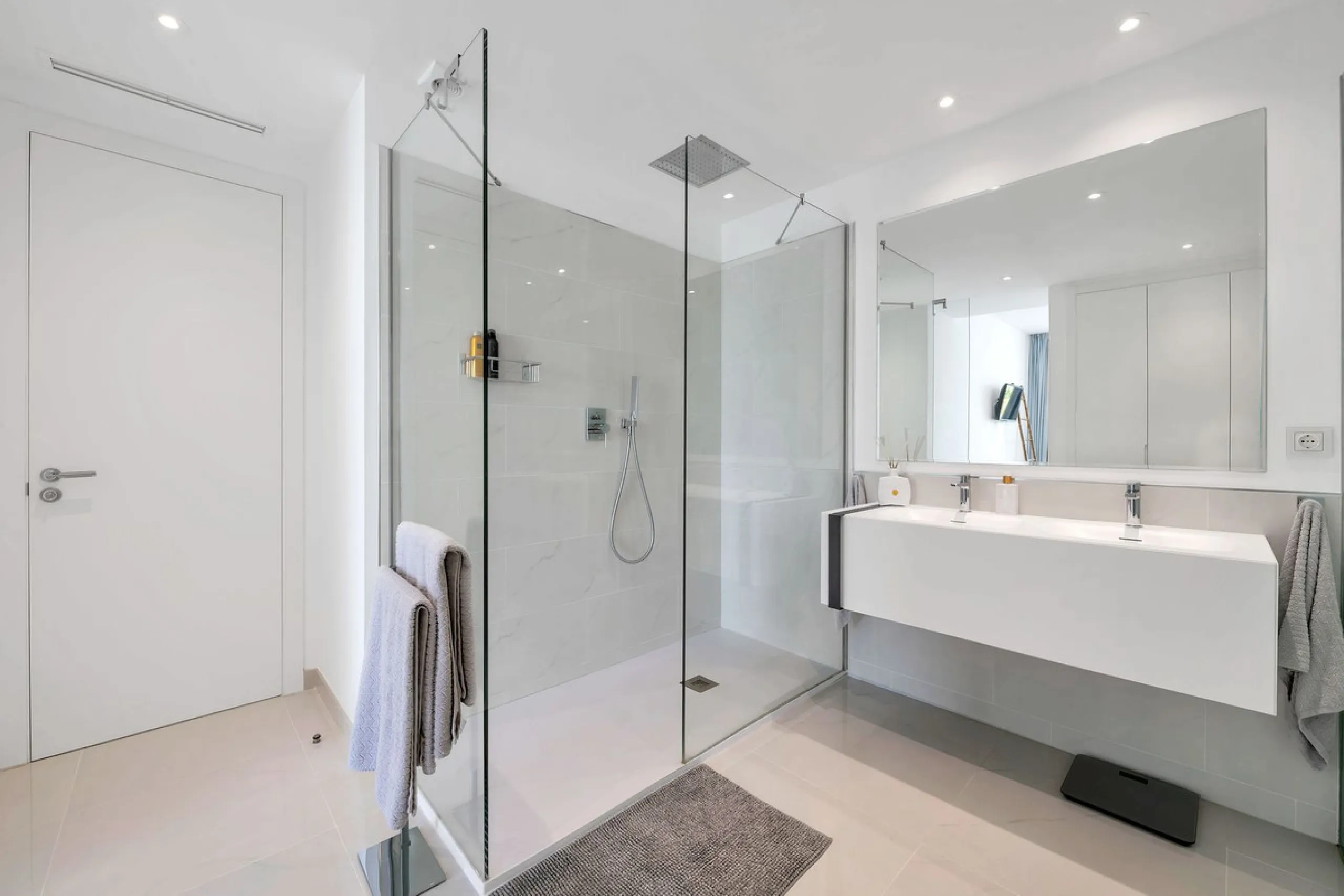 Located in the sought-after Cataleya Phase 2, this rare 2-bedroom first-floor apartment combines modern luxury, expansive outdoor living, and a prime Costa del Sol address. With only three apartments of this layout in the entire development, it offers unm