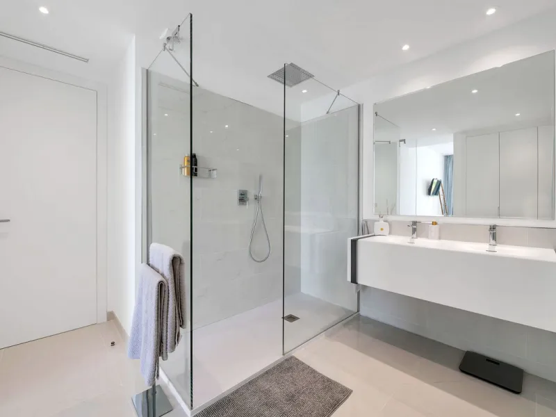 Located in the sought-after Cataleya Phase 2, this rare 2-bedroom first-floor apartment combines modern luxury, expansive outdoor living, and a prime Costa del Sol address. With only three apartments of this layout in the entire development, it offers unm
