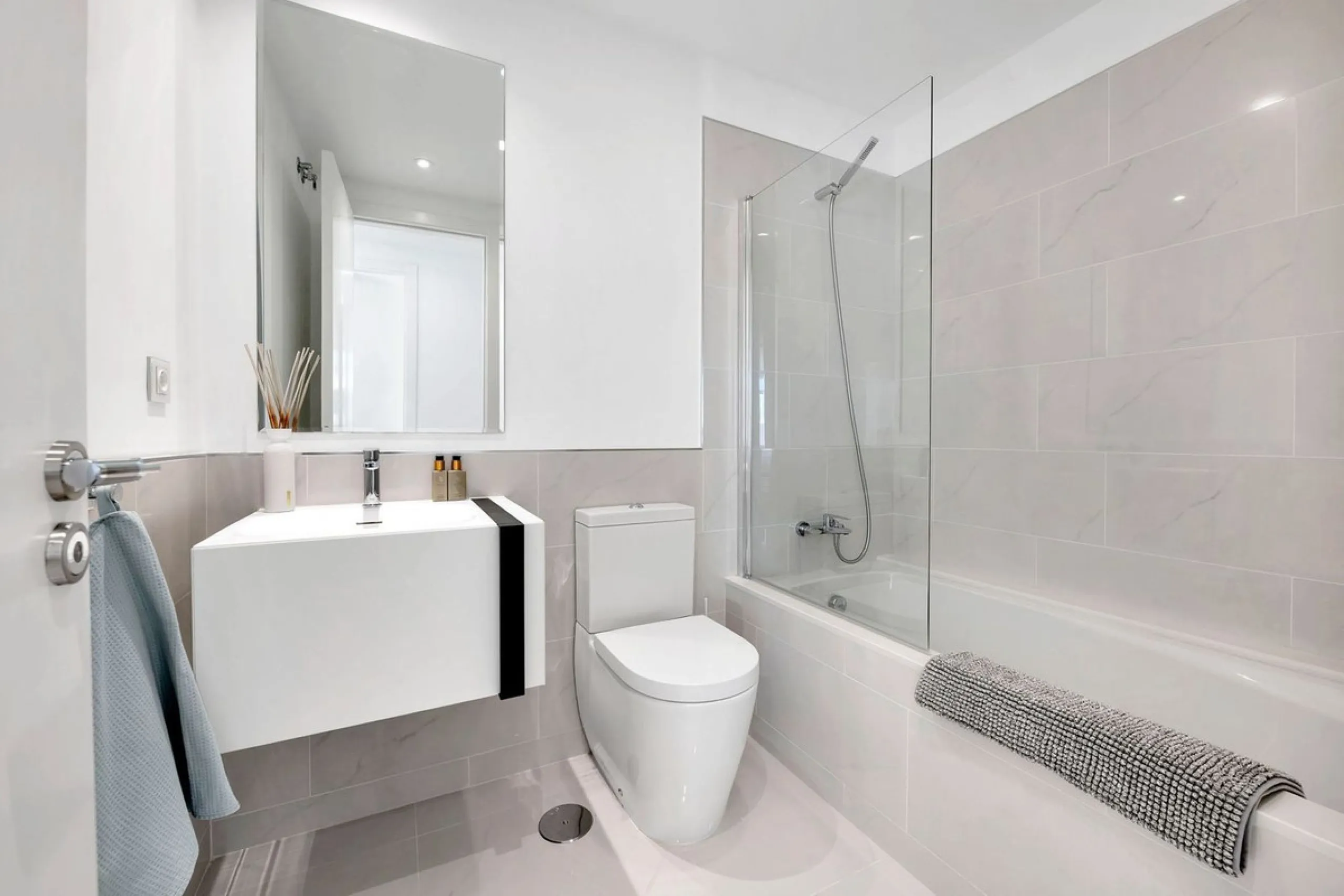 Located in the sought-after Cataleya Phase 2, this rare 2-bedroom first-floor apartment combines modern luxury, expansive outdoor living, and a prime Costa del Sol address. With only three apartments of this layout in the entire development, it offers unm