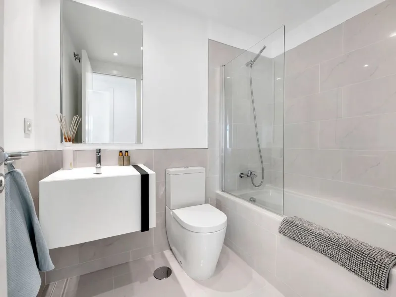 Located in the sought-after Cataleya Phase 2, this rare 2-bedroom first-floor apartment combines modern luxury, expansive outdoor living, and a prime Costa del Sol address. With only three apartments of this layout in the entire development, it offers unm