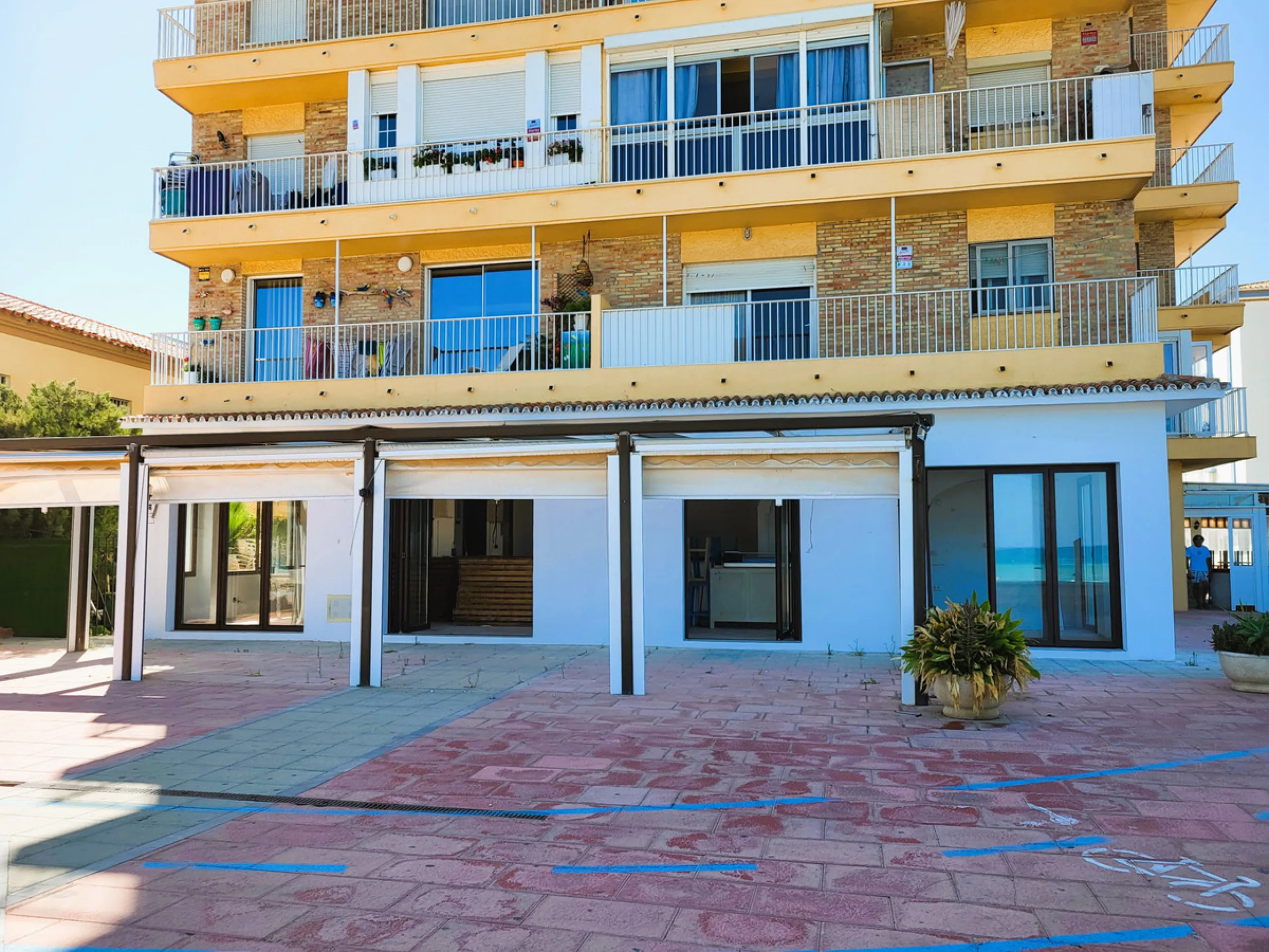 Excellent Investment Opportunity. Restaurant on the beachfront, located in the charming coastal town of Sabinillas (Málaga), with spectacular panoramic sea views.