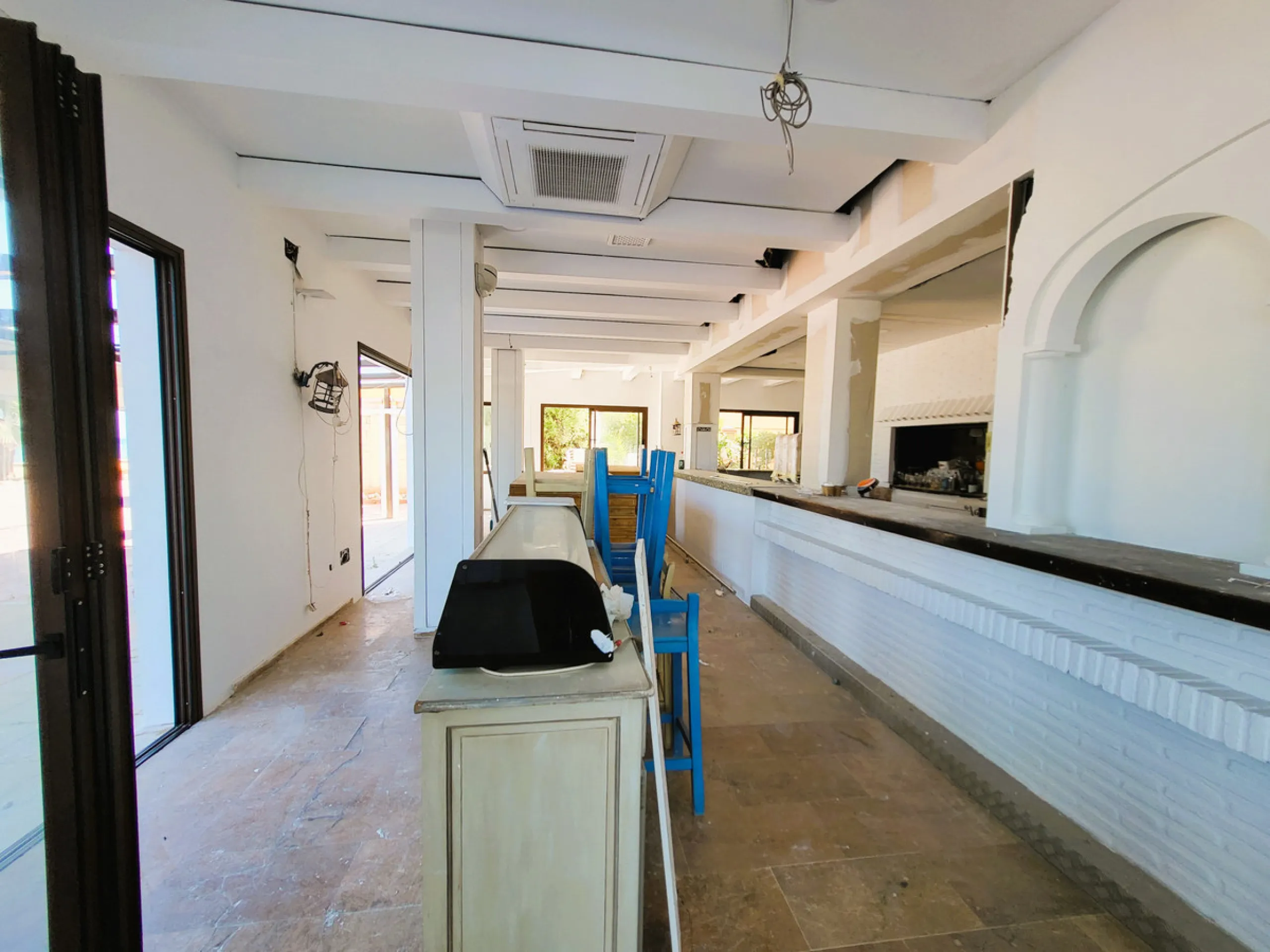 Excellent Investment Opportunity. Restaurant on the beachfront, located in the charming coastal town of Sabinillas (Málaga), with spectacular panoramic sea views.