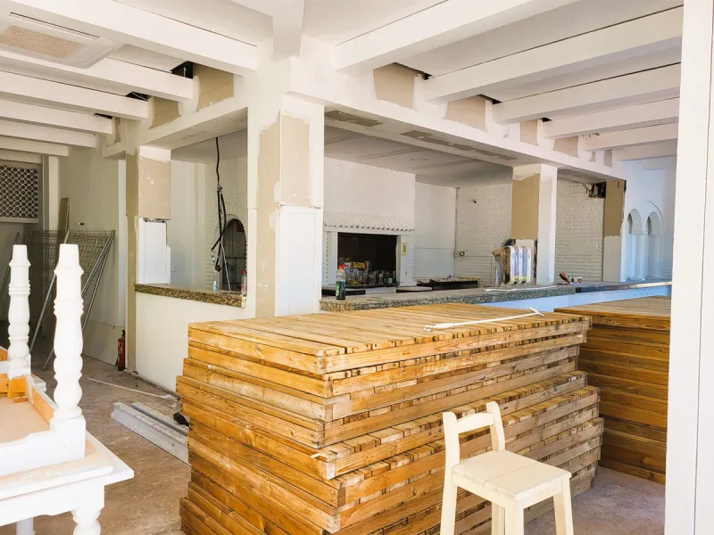 Excellent Investment Opportunity. Restaurant on the beachfront, located in the charming coastal town of Sabinillas (Málaga), with spectacular panoramic sea views.