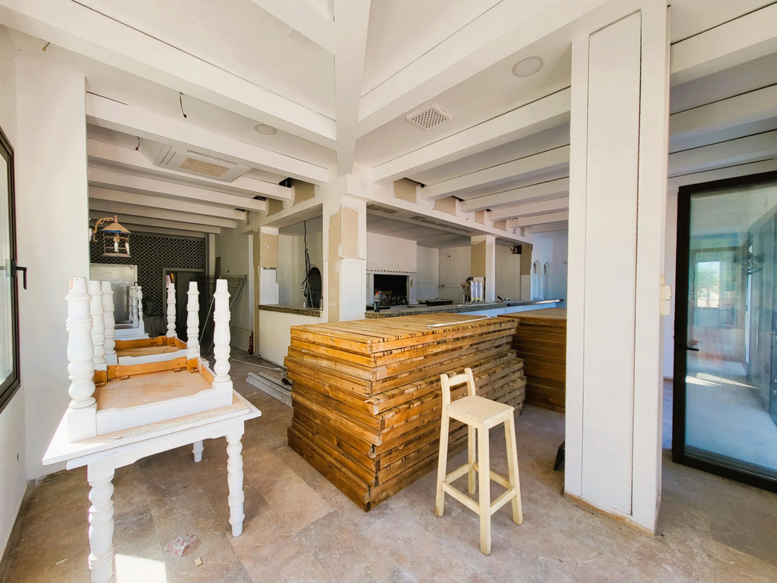 Excellent Investment Opportunity. Restaurant on the beachfront, located in the charming coastal town of Sabinillas (Málaga), with spectacular panoramic sea views.
