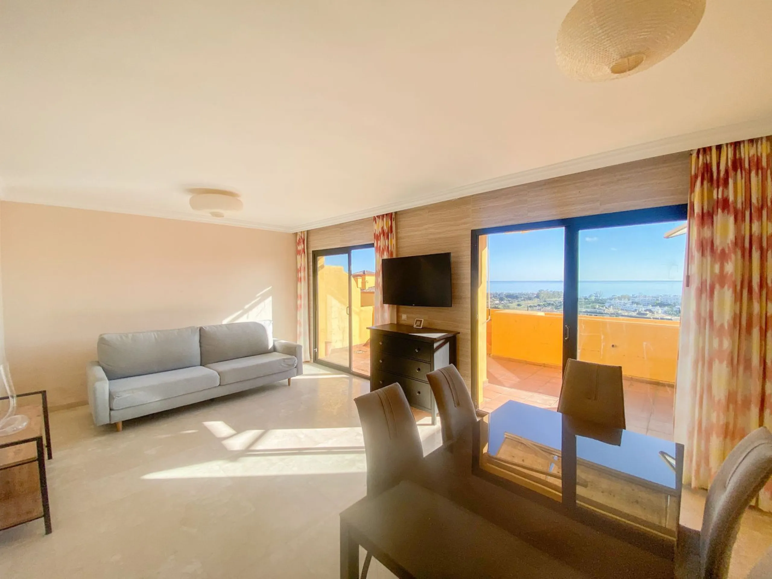 This spectacular 4-bedroom, 3-bathroom duplex apartment is located in the exclusive Selwo area, offering an ideal space for families or those seeking comfort and spaciousness. The living room is large and bright, perfect for gatherings and moments of rela