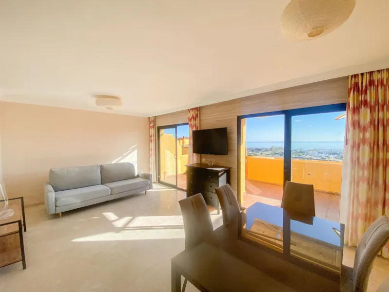 This spectacular 4-bedroom, 3-bathroom duplex apartment is located in the exclusive Selwo area, offering an ideal space for families or those seeking comfort and spaciousness. The living room is large and bright, perfect for gatherings and moments of rela