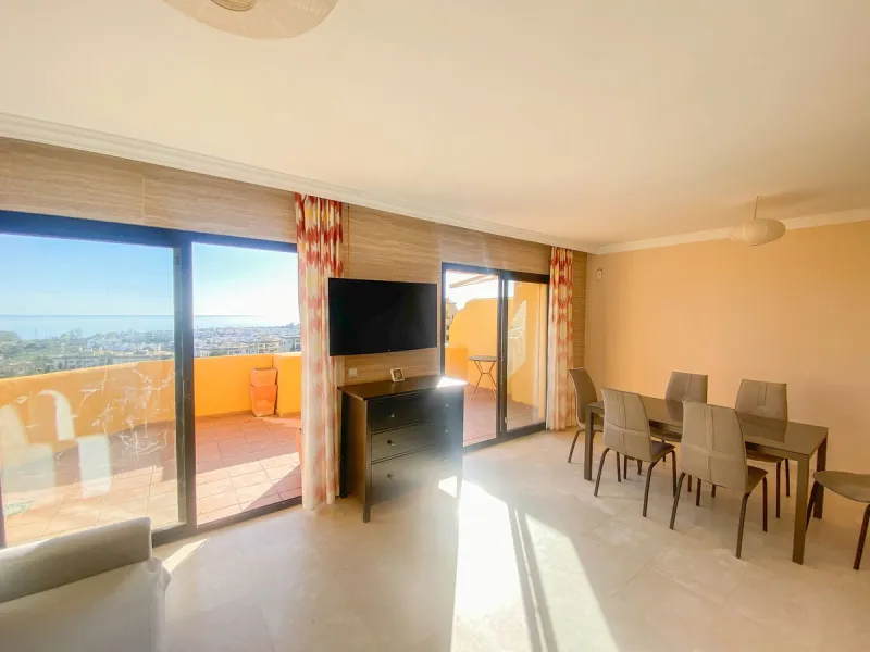 This spectacular 4-bedroom, 3-bathroom duplex apartment is located in the exclusive Selwo area, offering an ideal space for families or those seeking comfort and spaciousness. The living room is large and bright, perfect for gatherings and moments of rela