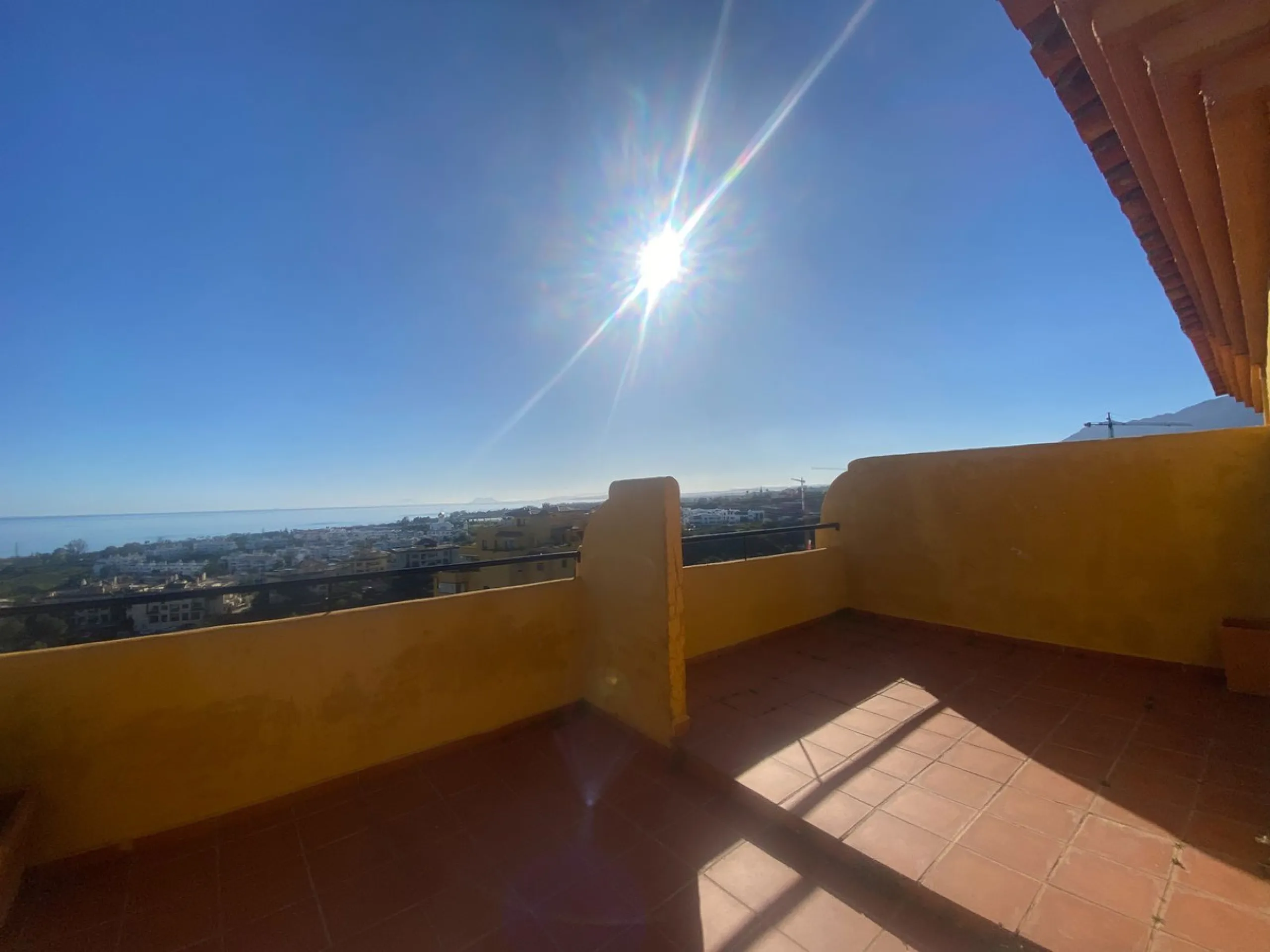 This spectacular 4-bedroom, 3-bathroom duplex apartment is located in the exclusive Selwo area, offering an ideal space for families or those seeking comfort and spaciousness. The living room is large and bright, perfect for gatherings and moments of rela