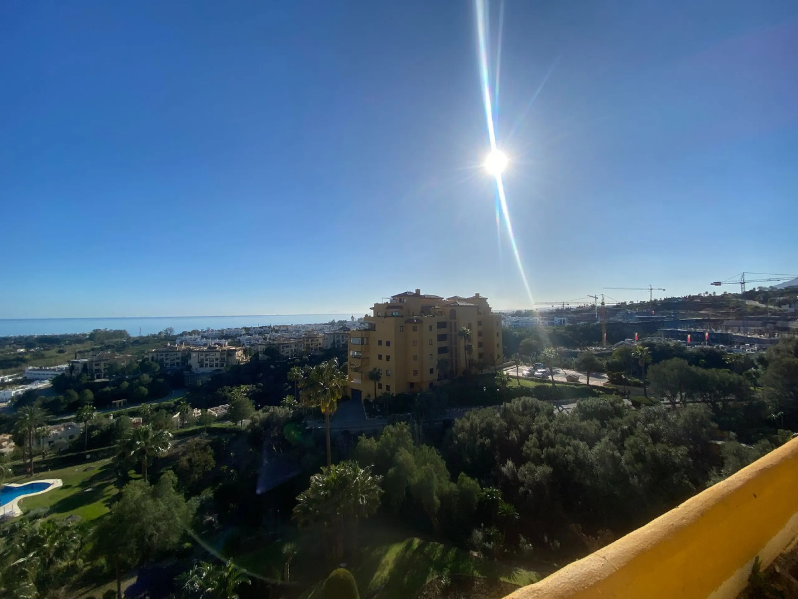 This spectacular 4-bedroom, 3-bathroom duplex apartment is located in the exclusive Selwo area, offering an ideal space for families or those seeking comfort and spaciousness. The living room is large and bright, perfect for gatherings and moments of rela