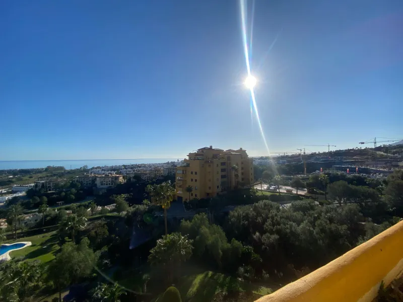This spectacular 4-bedroom, 3-bathroom duplex apartment is located in the exclusive Selwo area, offering an ideal space for families or those seeking comfort and spaciousness. The living room is large and bright, perfect for gatherings and moments of rela