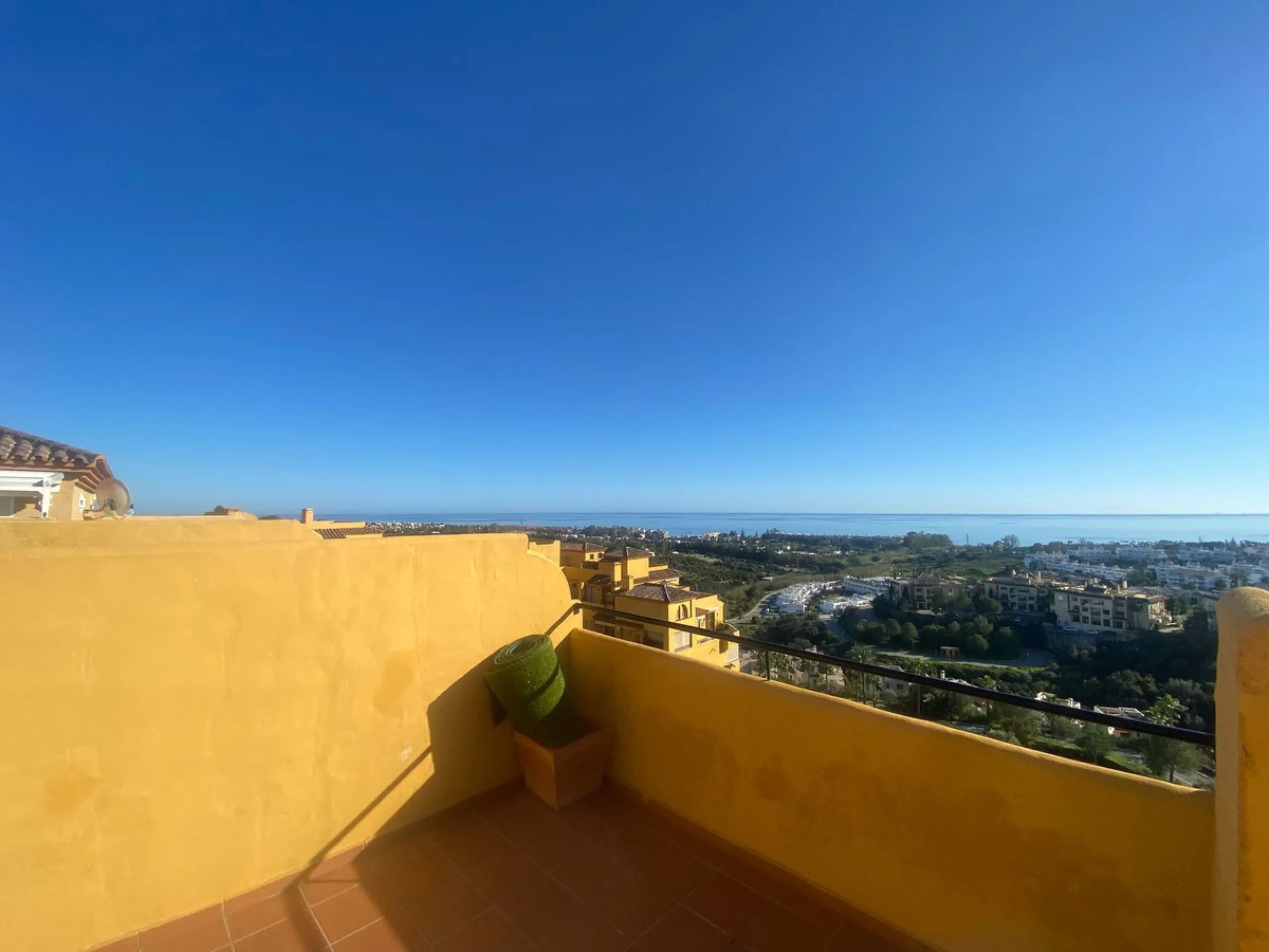 This spectacular 4-bedroom, 3-bathroom duplex apartment is located in the exclusive Selwo area, offering an ideal space for families or those seeking comfort and spaciousness. The living room is large and bright, perfect for gatherings and moments of rela