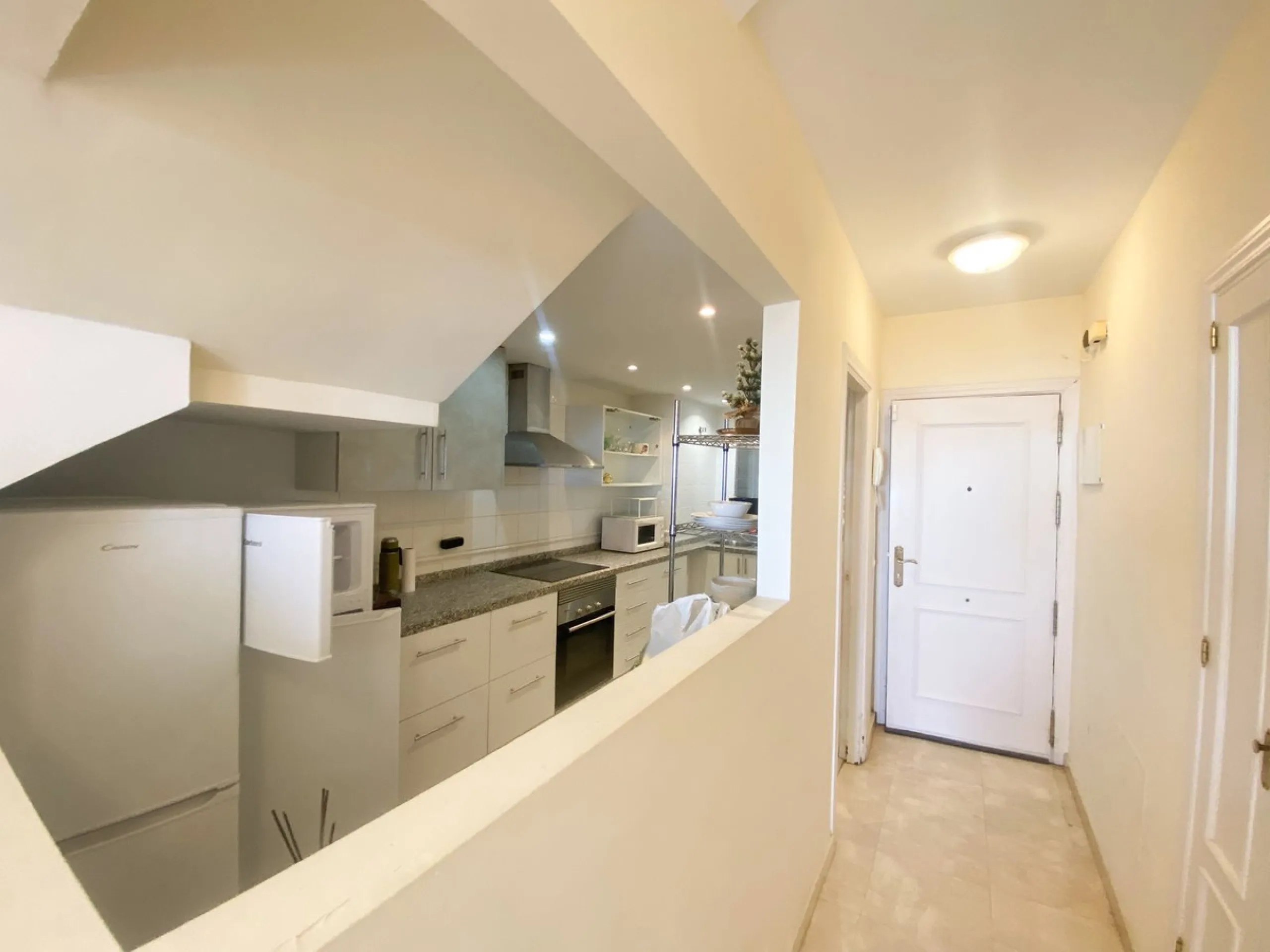 This spectacular 4-bedroom, 3-bathroom duplex apartment is located in the exclusive Selwo area, offering an ideal space for families or those seeking comfort and spaciousness. The living room is large and bright, perfect for gatherings and moments of rela