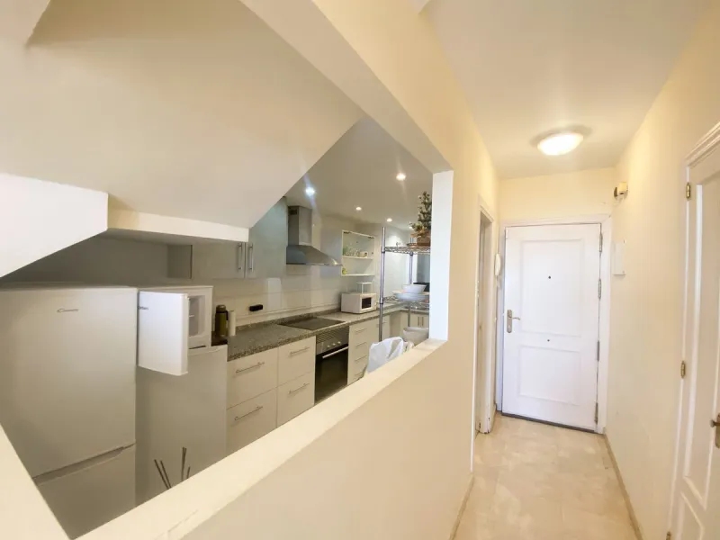 This spectacular 4-bedroom, 3-bathroom duplex apartment is located in the exclusive Selwo area, offering an ideal space for families or those seeking comfort and spaciousness. The living room is large and bright, perfect for gatherings and moments of rela