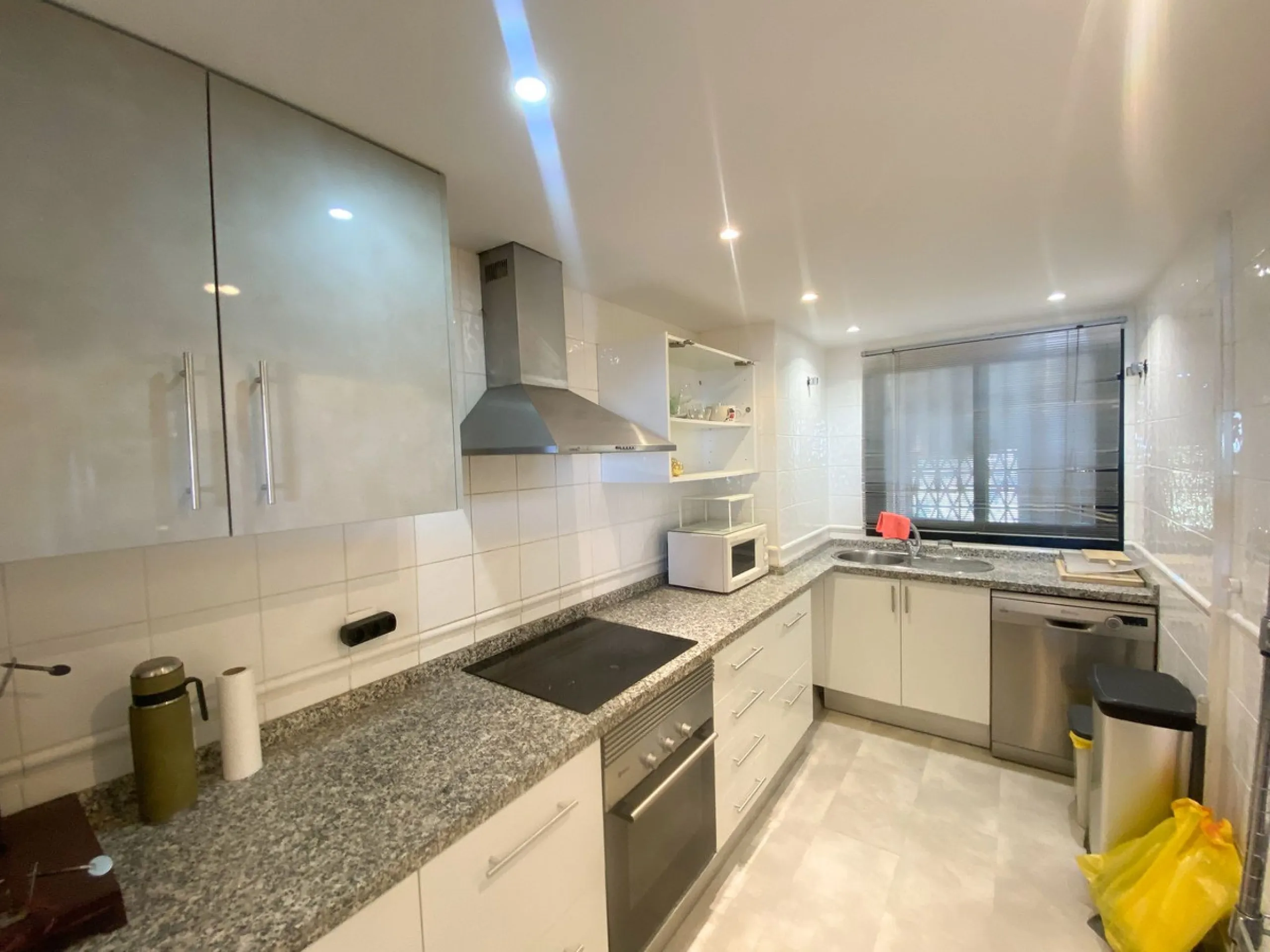 This spectacular 4-bedroom, 3-bathroom duplex apartment is located in the exclusive Selwo area, offering an ideal space for families or those seeking comfort and spaciousness. The living room is large and bright, perfect for gatherings and moments of rela