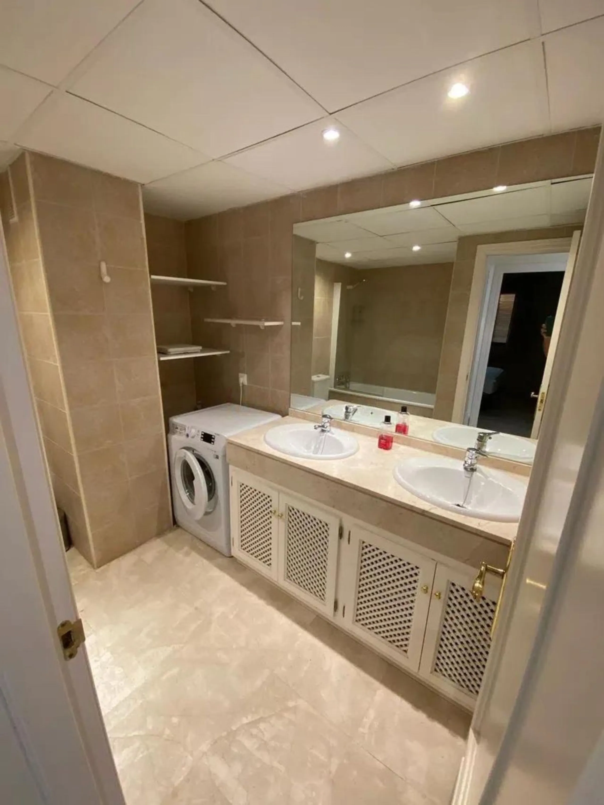 This spectacular 4-bedroom, 3-bathroom duplex apartment is located in the exclusive Selwo area, offering an ideal space for families or those seeking comfort and spaciousness. The living room is large and bright, perfect for gatherings and moments of rela