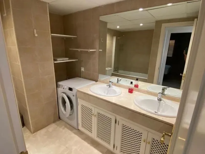 This spectacular 4-bedroom, 3-bathroom duplex apartment is located in the exclusive Selwo area, offering an ideal space for families or those seeking comfort and spaciousness. The living room is large and bright, perfect for gatherings and moments of rela