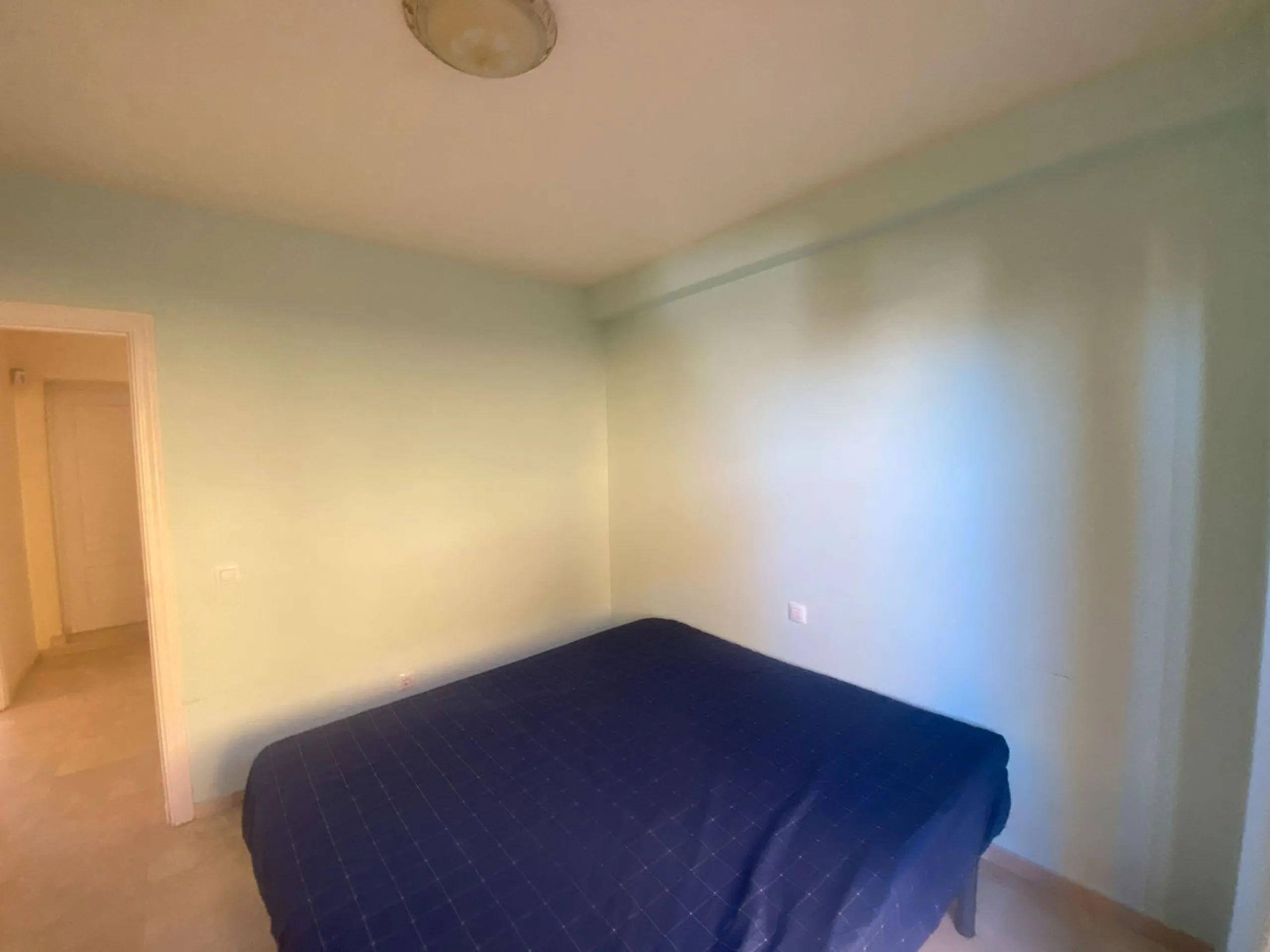 This spectacular 4-bedroom, 3-bathroom duplex apartment is located in the exclusive Selwo area, offering an ideal space for families or those seeking comfort and spaciousness. The living room is large and bright, perfect for gatherings and moments of rela