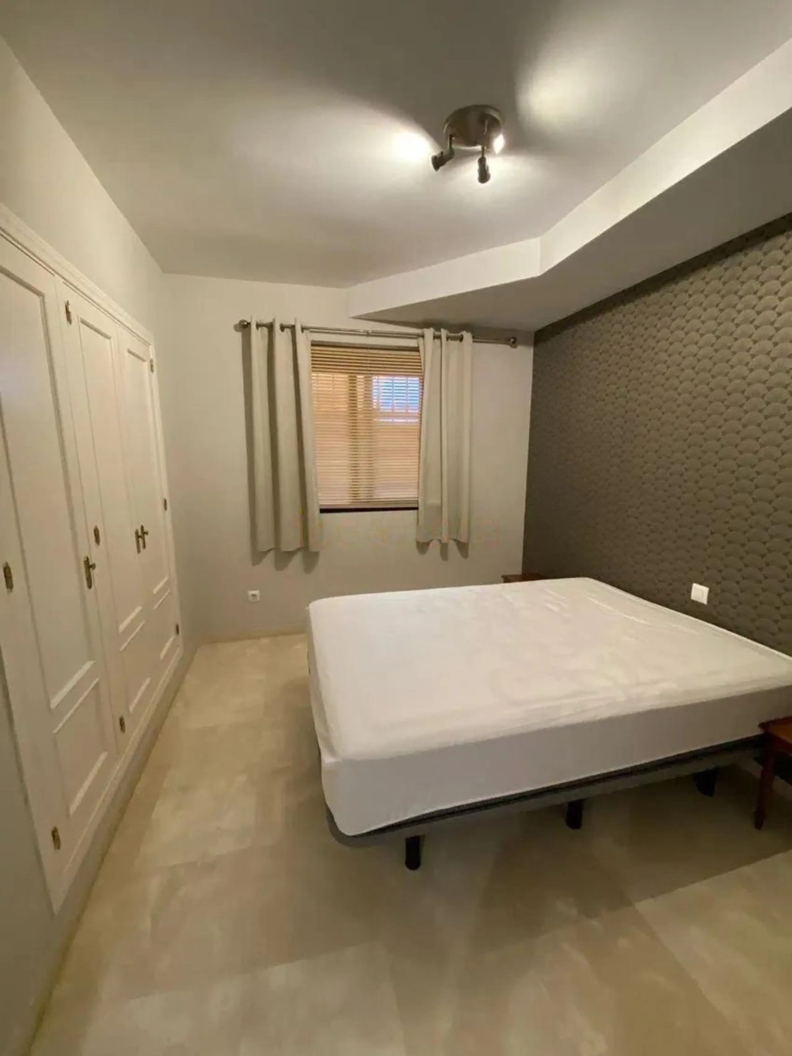 This spectacular 4-bedroom, 3-bathroom duplex apartment is located in the exclusive Selwo area, offering an ideal space for families or those seeking comfort and spaciousness. The living room is large and bright, perfect for gatherings and moments of rela