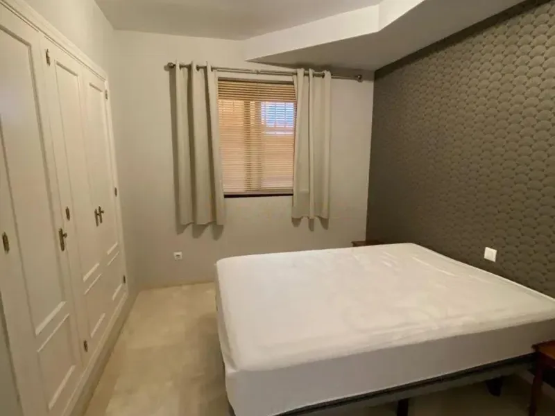 This spectacular 4-bedroom, 3-bathroom duplex apartment is located in the exclusive Selwo area, offering an ideal space for families or those seeking comfort and spaciousness. The living room is large and bright, perfect for gatherings and moments of rela