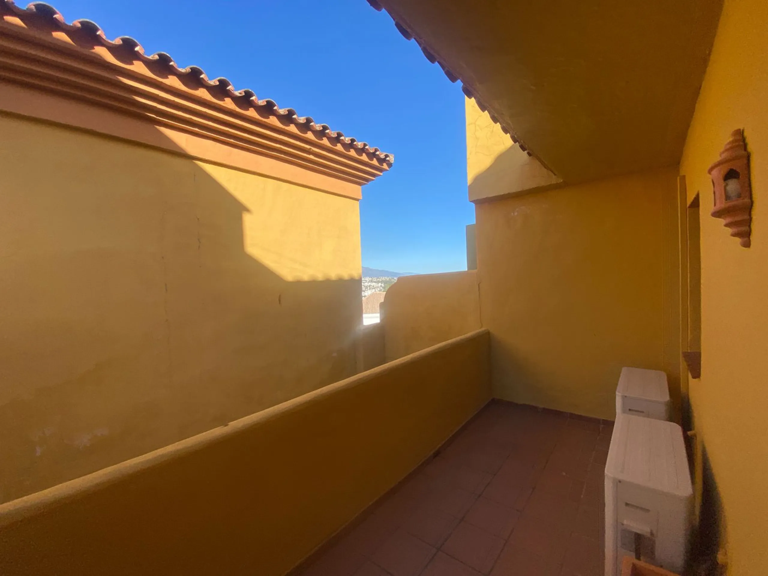 This spectacular 4-bedroom, 3-bathroom duplex apartment is located in the exclusive Selwo area, offering an ideal space for families or those seeking comfort and spaciousness. The living room is large and bright, perfect for gatherings and moments of rela