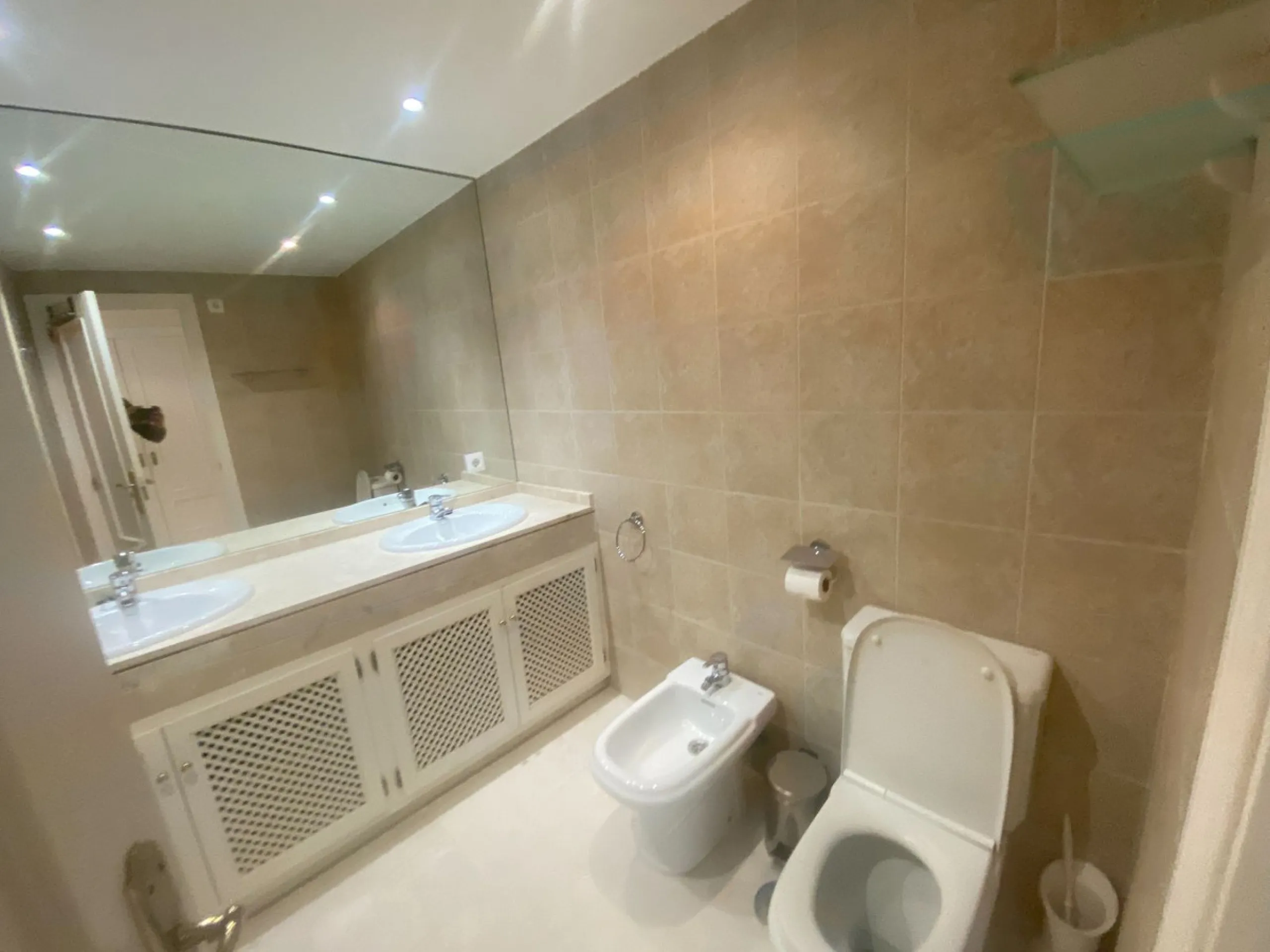 This spectacular 4-bedroom, 3-bathroom duplex apartment is located in the exclusive Selwo area, offering an ideal space for families or those seeking comfort and spaciousness. The living room is large and bright, perfect for gatherings and moments of rela