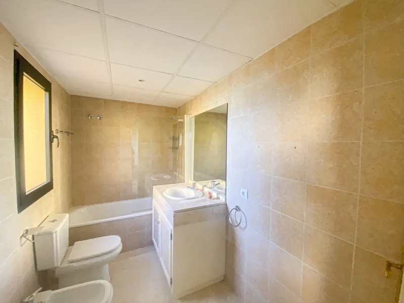 This spectacular 4-bedroom, 3-bathroom duplex apartment is located in the exclusive Selwo area, offering an ideal space for families or those seeking comfort and spaciousness. The living room is large and bright, perfect for gatherings and moments of rela