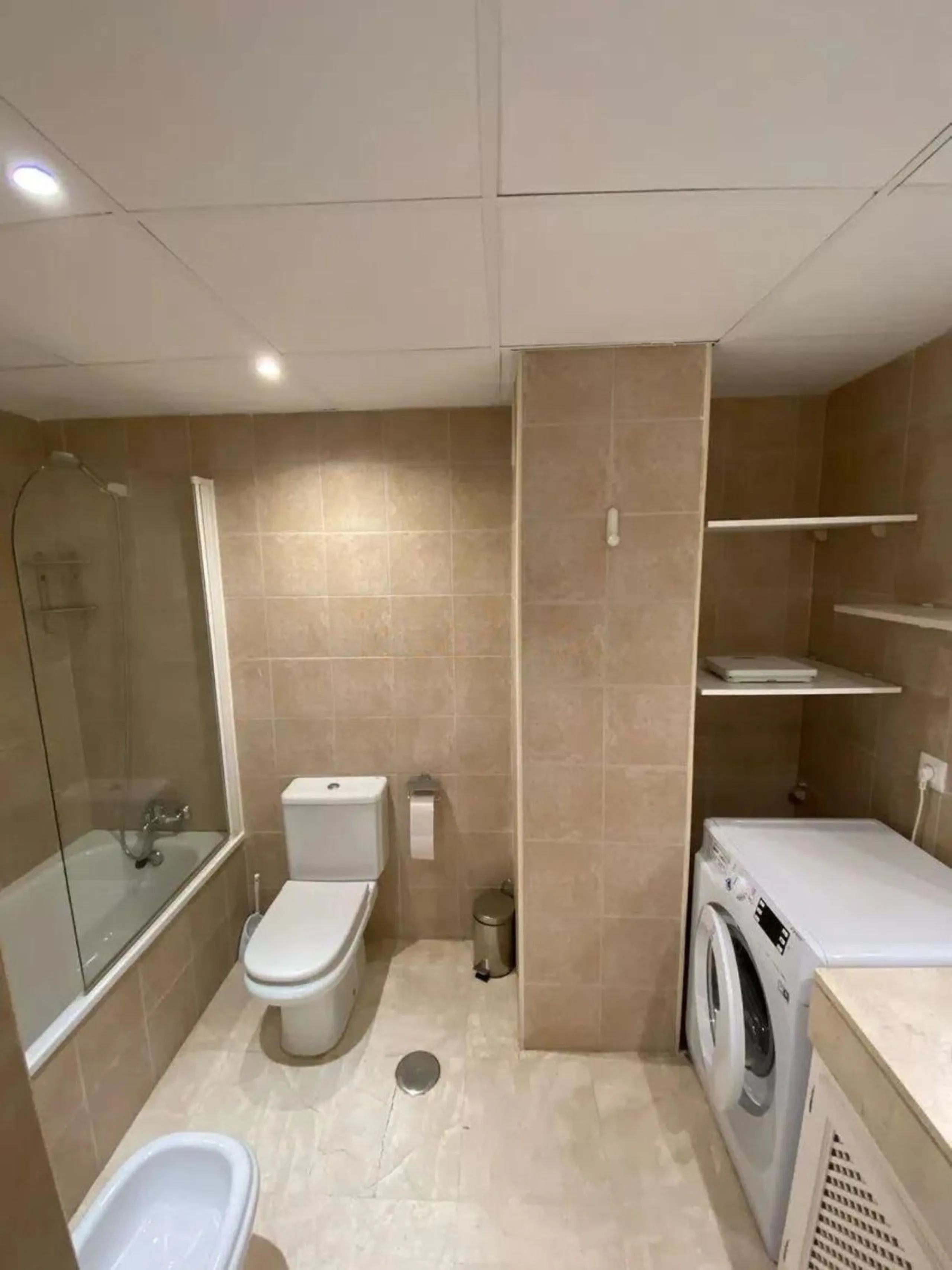 This spectacular 4-bedroom, 3-bathroom duplex apartment is located in the exclusive Selwo area, offering an ideal space for families or those seeking comfort and spaciousness. The living room is large and bright, perfect for gatherings and moments of rela
